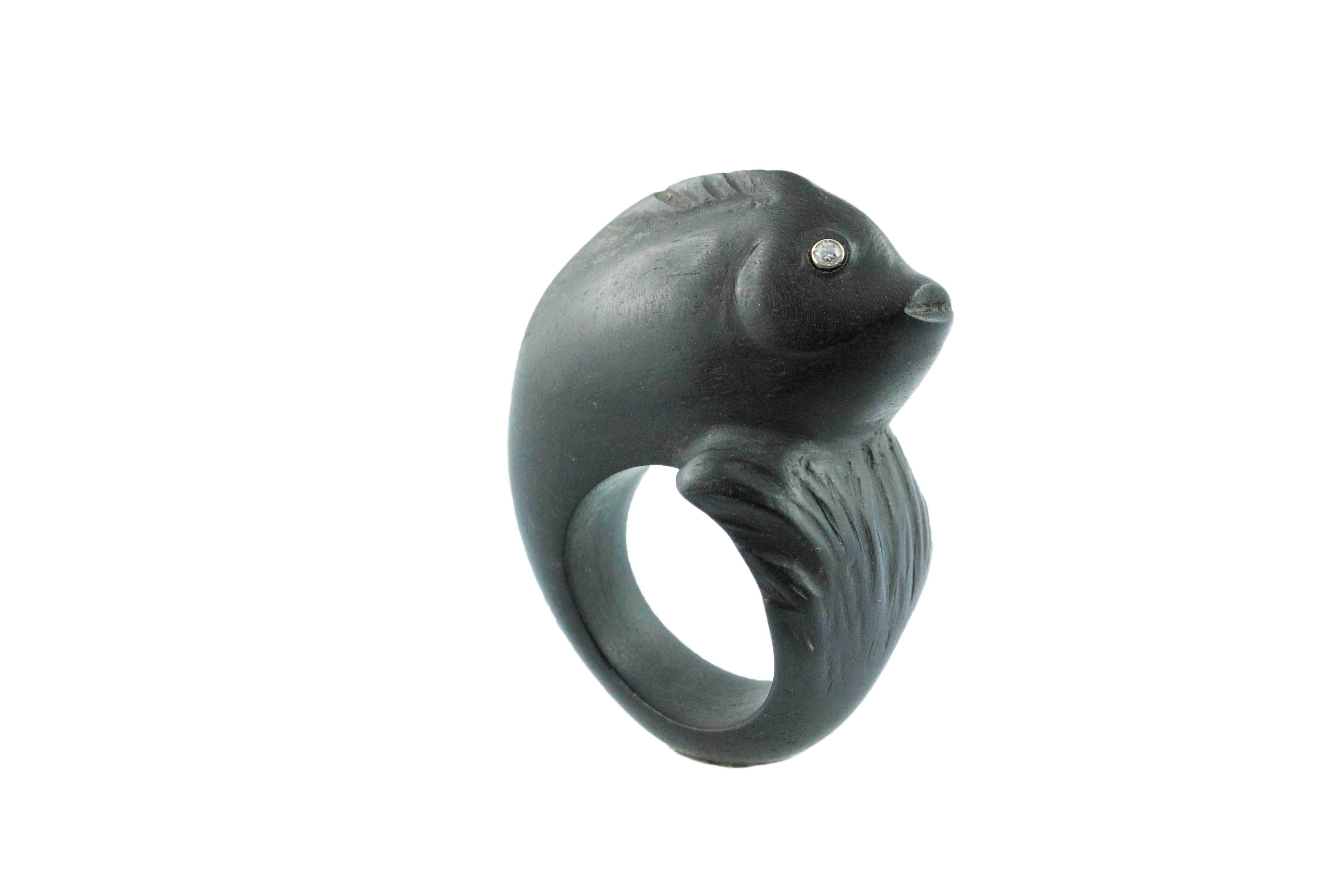 This fantastic ring is entirely hand-carver and raffigure a fish, realized in wood with an extraordinary attention to detail like the lips and the tail and is adorned with two diamonds as eyes.
