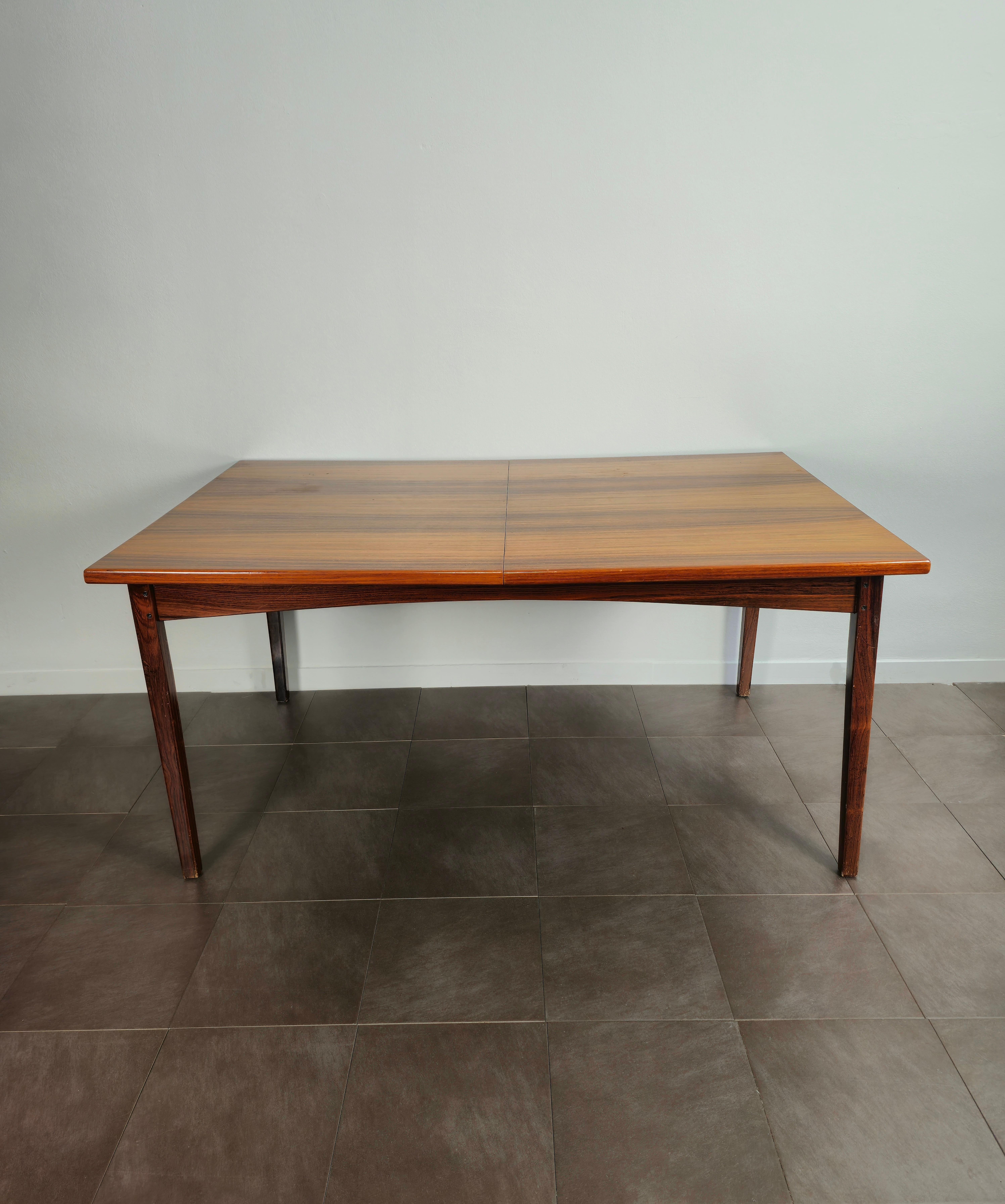 Ausziehbarer Esstisch, hergestellt in Dänemark in den 1960er Jahren.
Der vierbeinige, rechteckige Tisch war aus Holz gefertigt.


Hinweis: Wir bemühen uns, unseren Kunden auch bei Sendungen in die ganze Welt einen exzellenten Service zu bieten,