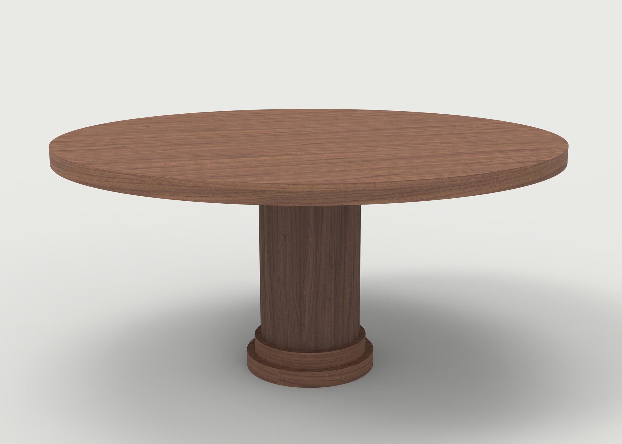 La mesa de comedor Vernon mostrada con tablero de madera y base de madera tallada puede personalizarse según tus especificaciones: puede hacerse como mesa de centro y también con tablero ovalado. Talladas a mano en nuestra tienda de Brooklyn, Nueva