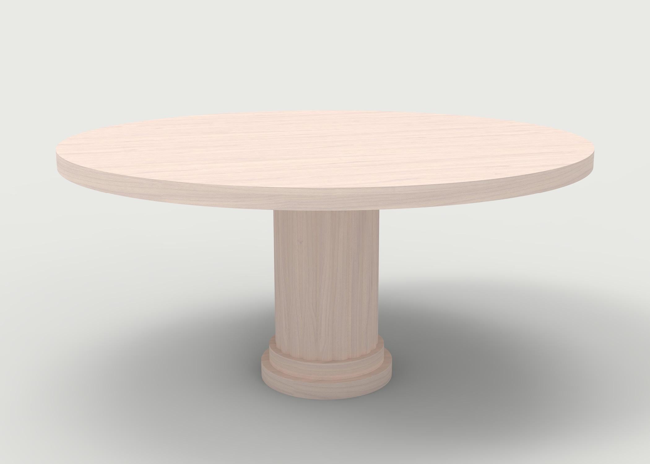 Classique américain Table de salle à manger en bois sur base à piédestal en bois sculpté, finition naturelle en noyer en vente