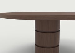 Table de salle à manger en bois avec plateau massif et base cylindrique avec détails découpés spéciaux