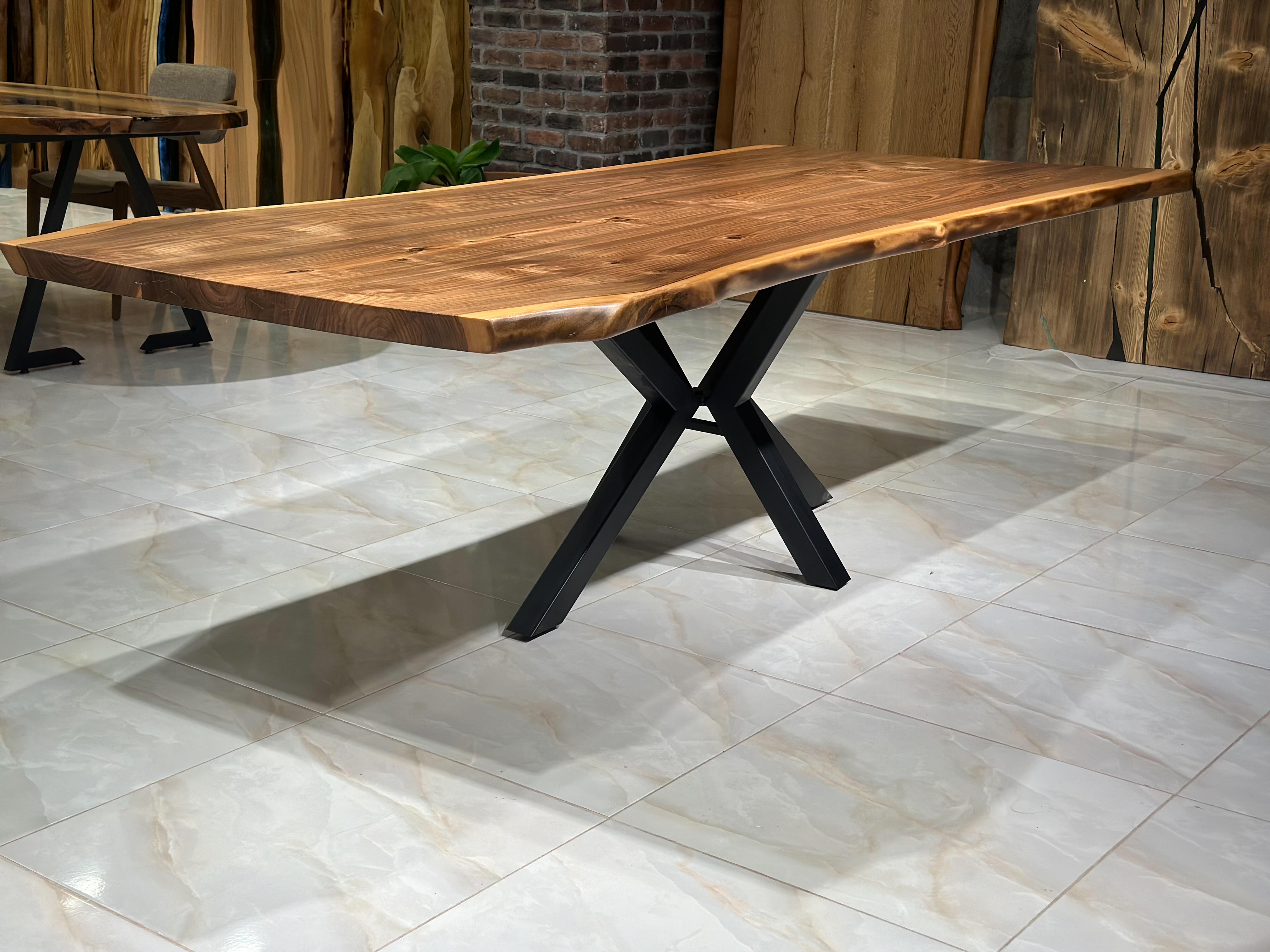 Table de salle à manger en noyer - Table en noyer noir à bord vif - Mobilier en vente 2