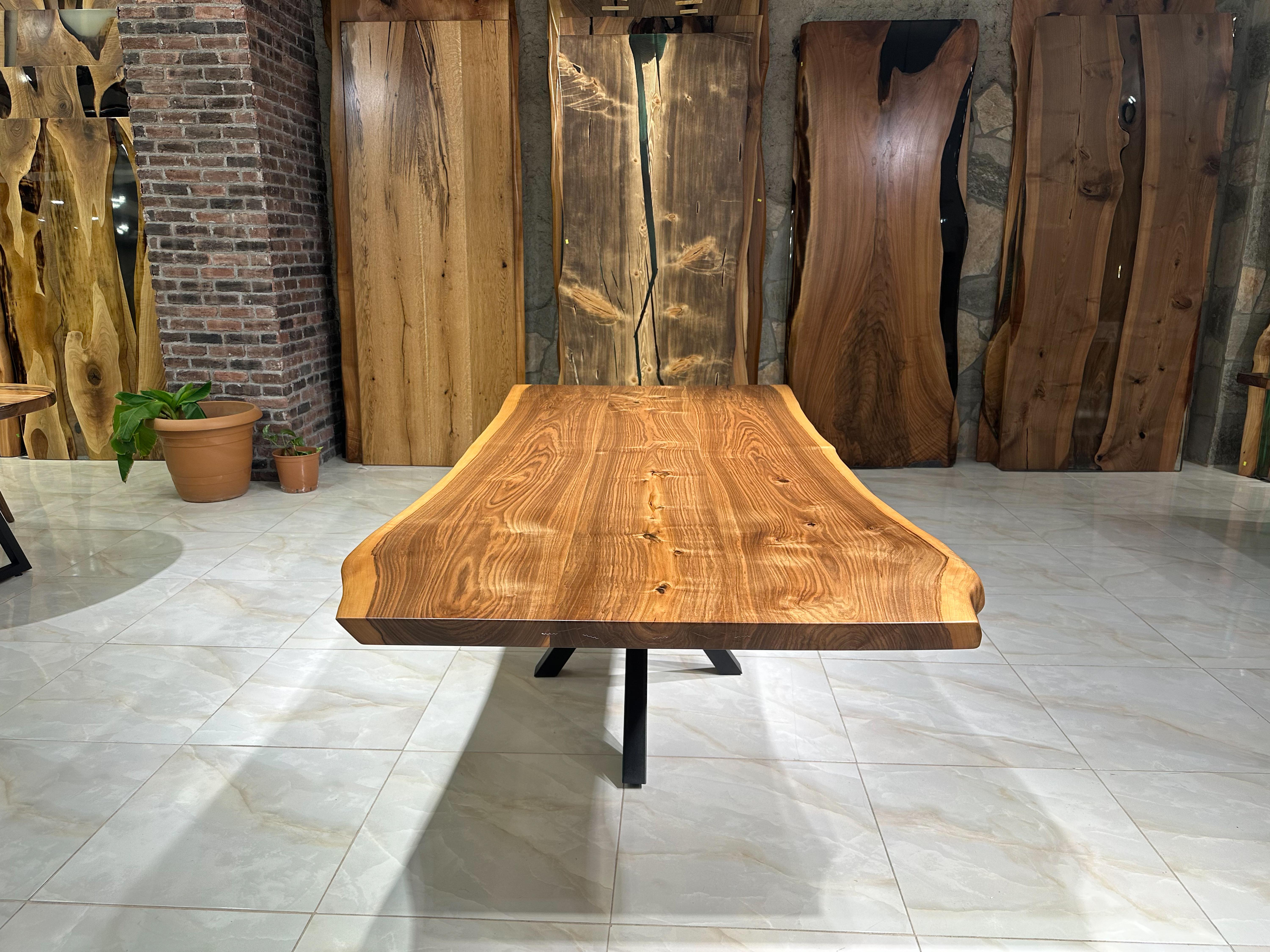 Organique Table de salle à manger en noyer - Table en noyer noir à bord vif - Mobilier en vente
