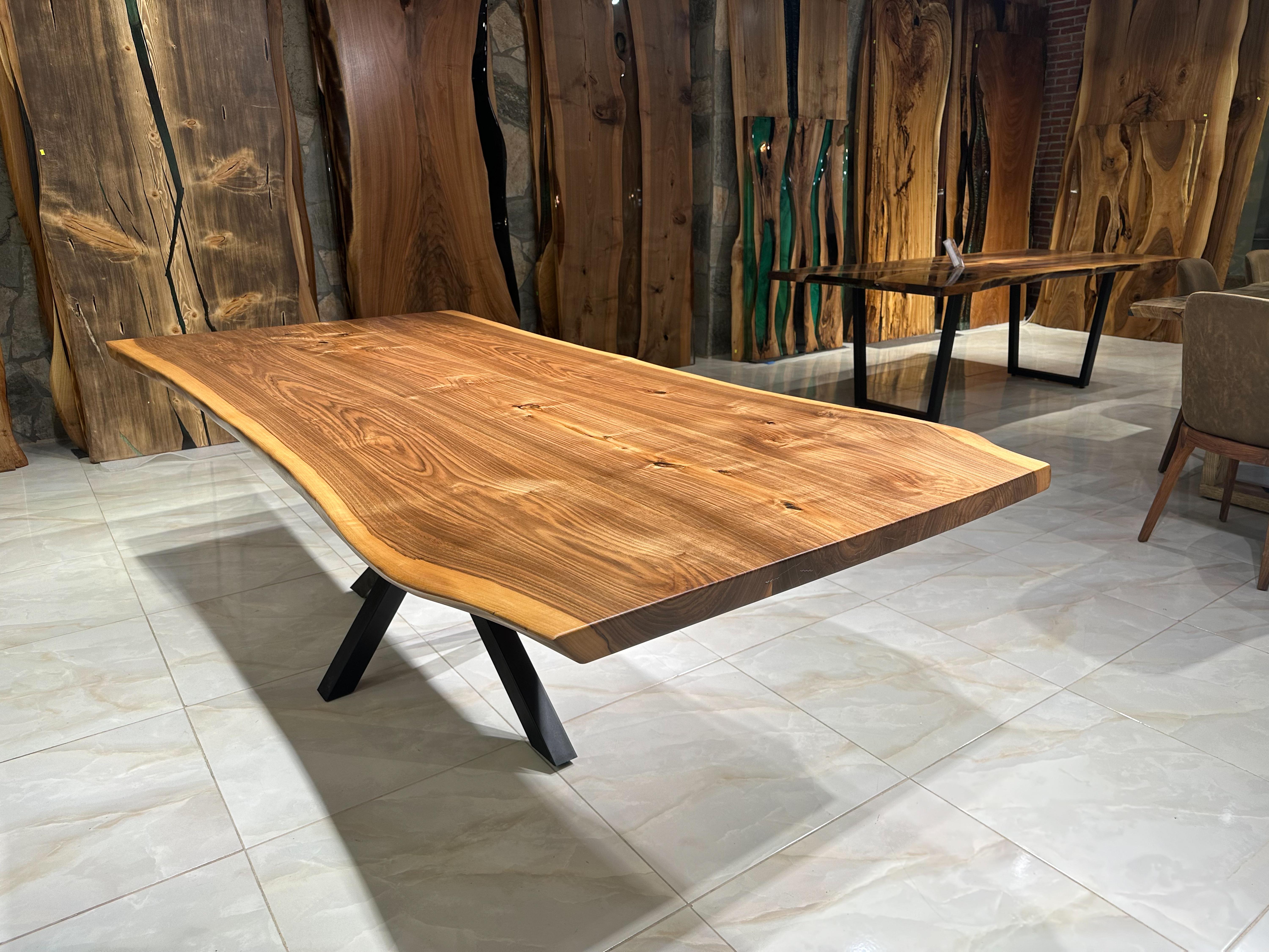 Turc Table de salle à manger en noyer - Table en noyer noir à bord vif - Mobilier en vente