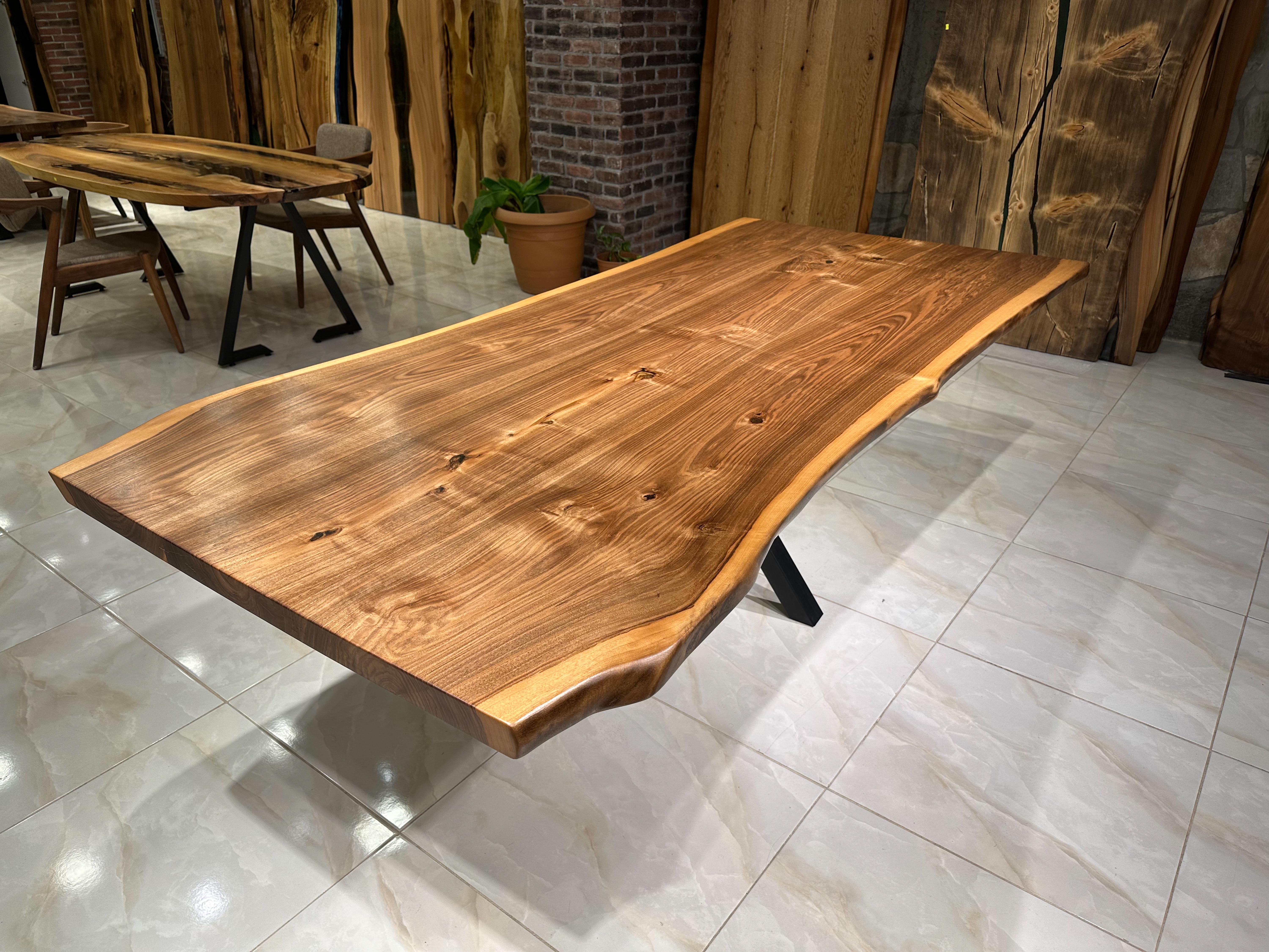 Résine époxy Table de salle à manger en noyer - Table en noyer noir à bord vif - Mobilier en vente