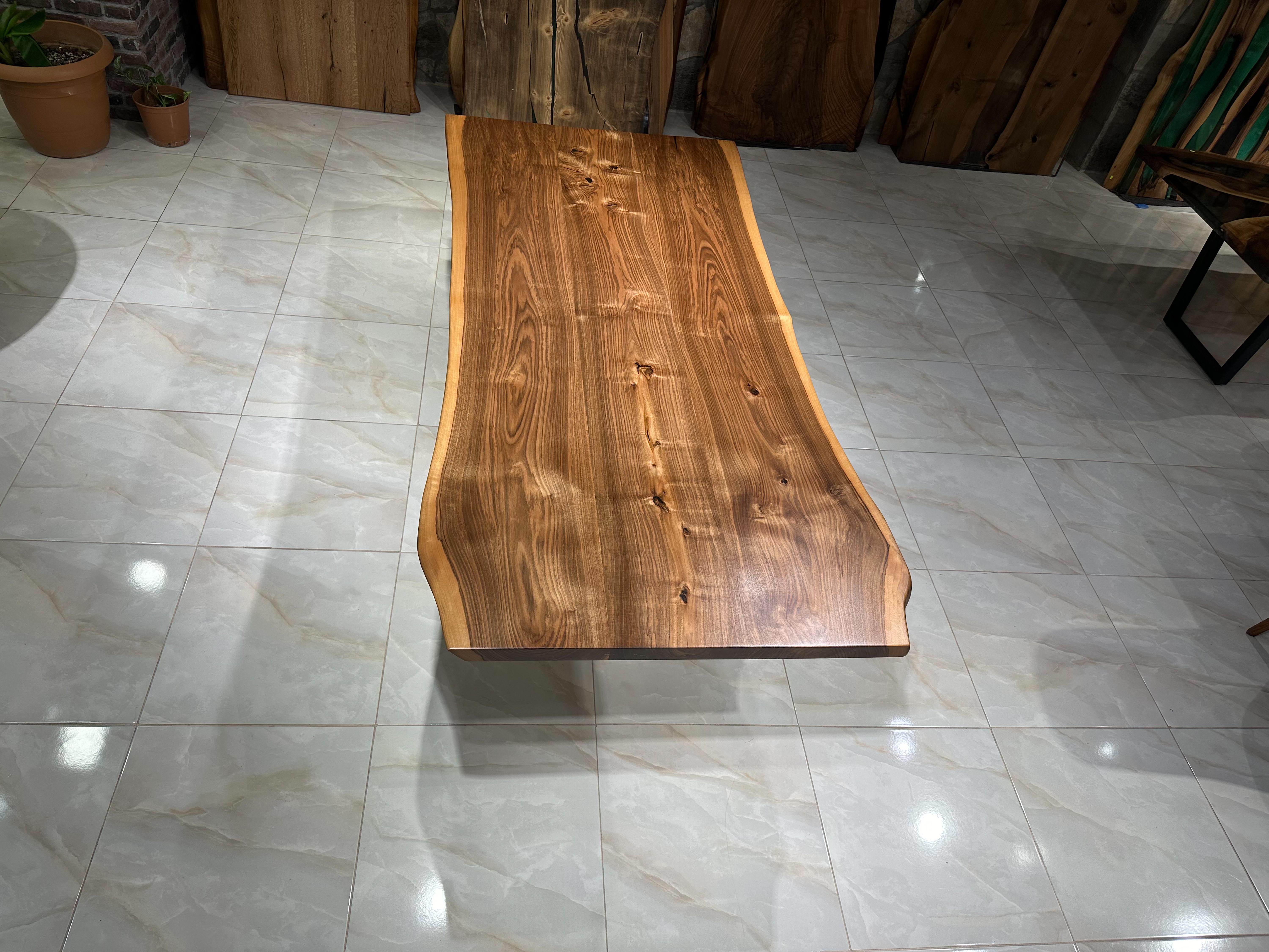 Table de salle à manger en noyer - Table en noyer noir à bord vif - Mobilier en vente 1