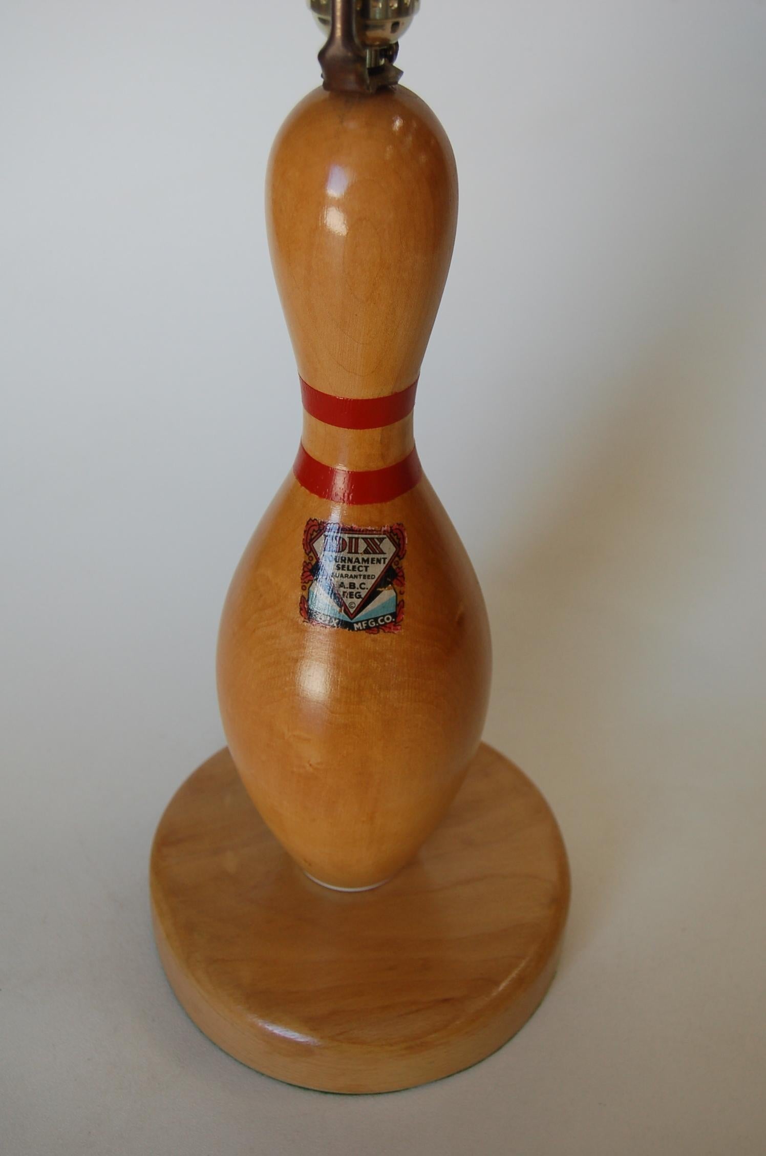 Mid-Century Modern Lampe de table en bois Dix Tournament Sélectionnez la vraie épingle de bowling en vente