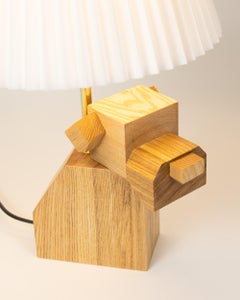 DOGGY-Tischlampe aus Holz mit weißem Stoffschirm, handgefertigt, Hartholz
