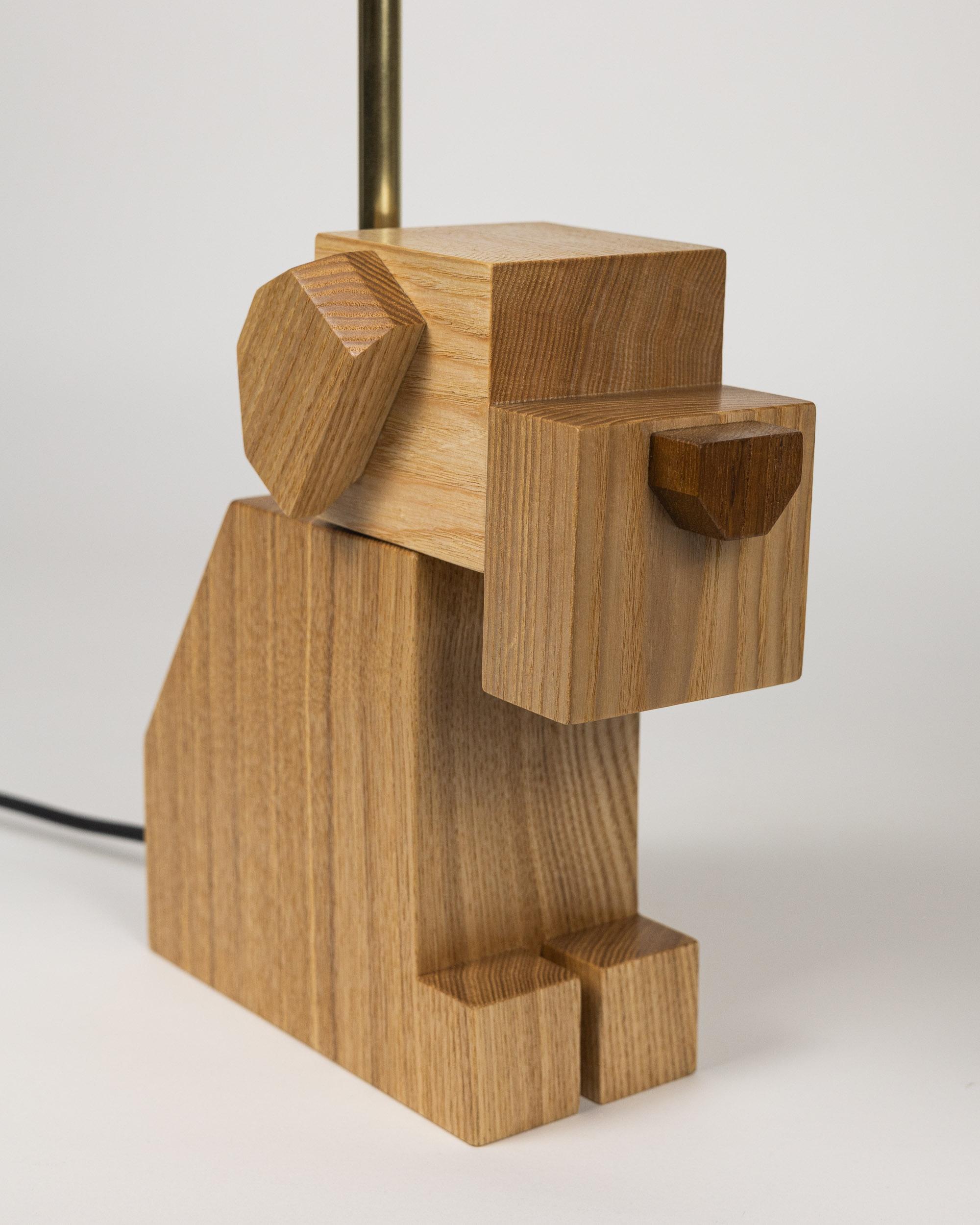 DOGGY-Tischlampe aus Holz mit weißem Stoffschirm, handgefertigt, Hartholz (Moderne) im Angebot