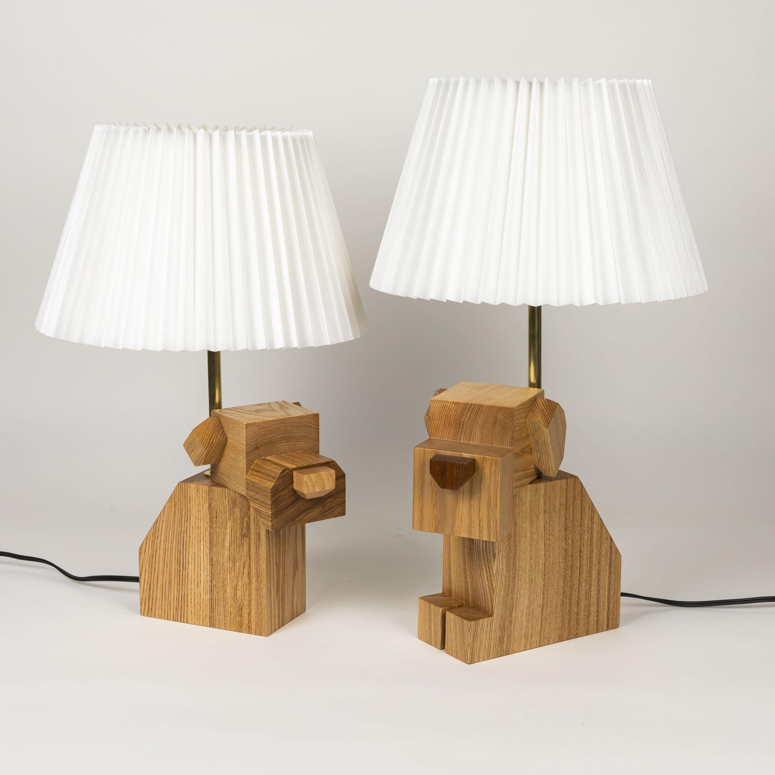 DOGGY-Tischlampe aus Holz mit weißem Stoffschirm, handgefertigt, Hartholz (Handgefertigt) im Angebot