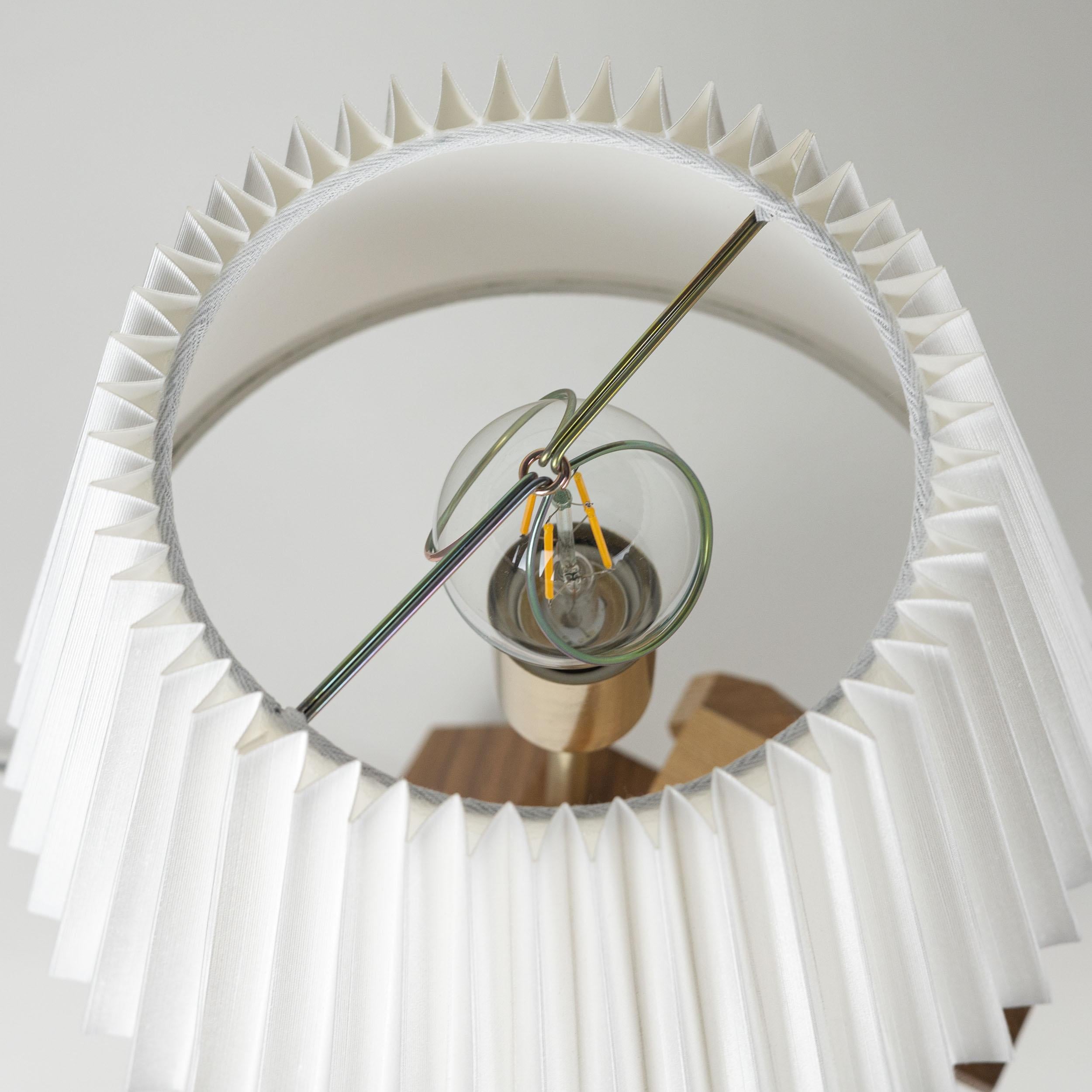 DOGGY-Tischlampe aus Holz mit weißem Stoffschirm, handgefertigt, Hartholz im Angebot 1