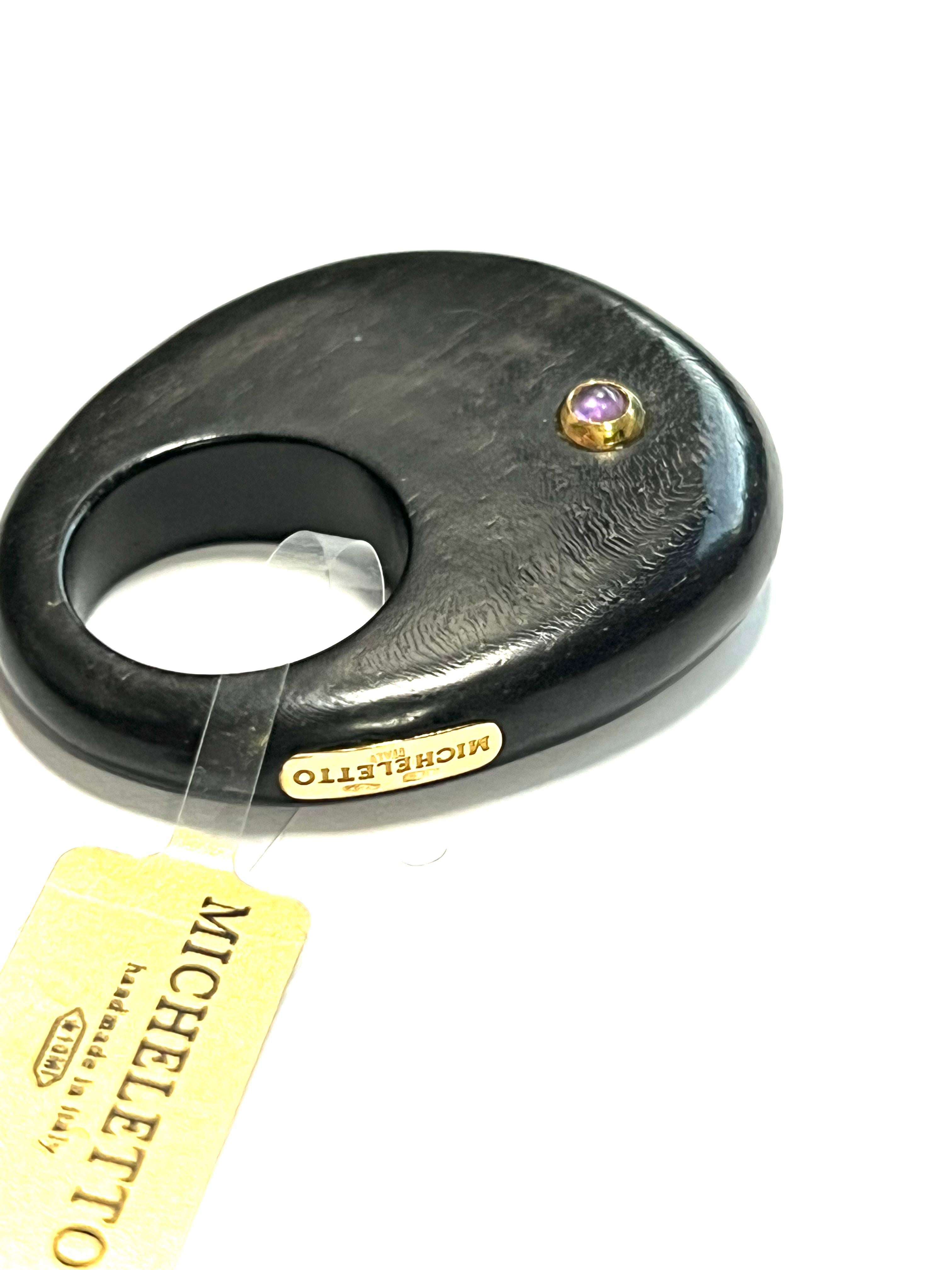 Taille cabochon Élégante bague en bois d'ébène avec or jaune 18 carats et améthyste en vente