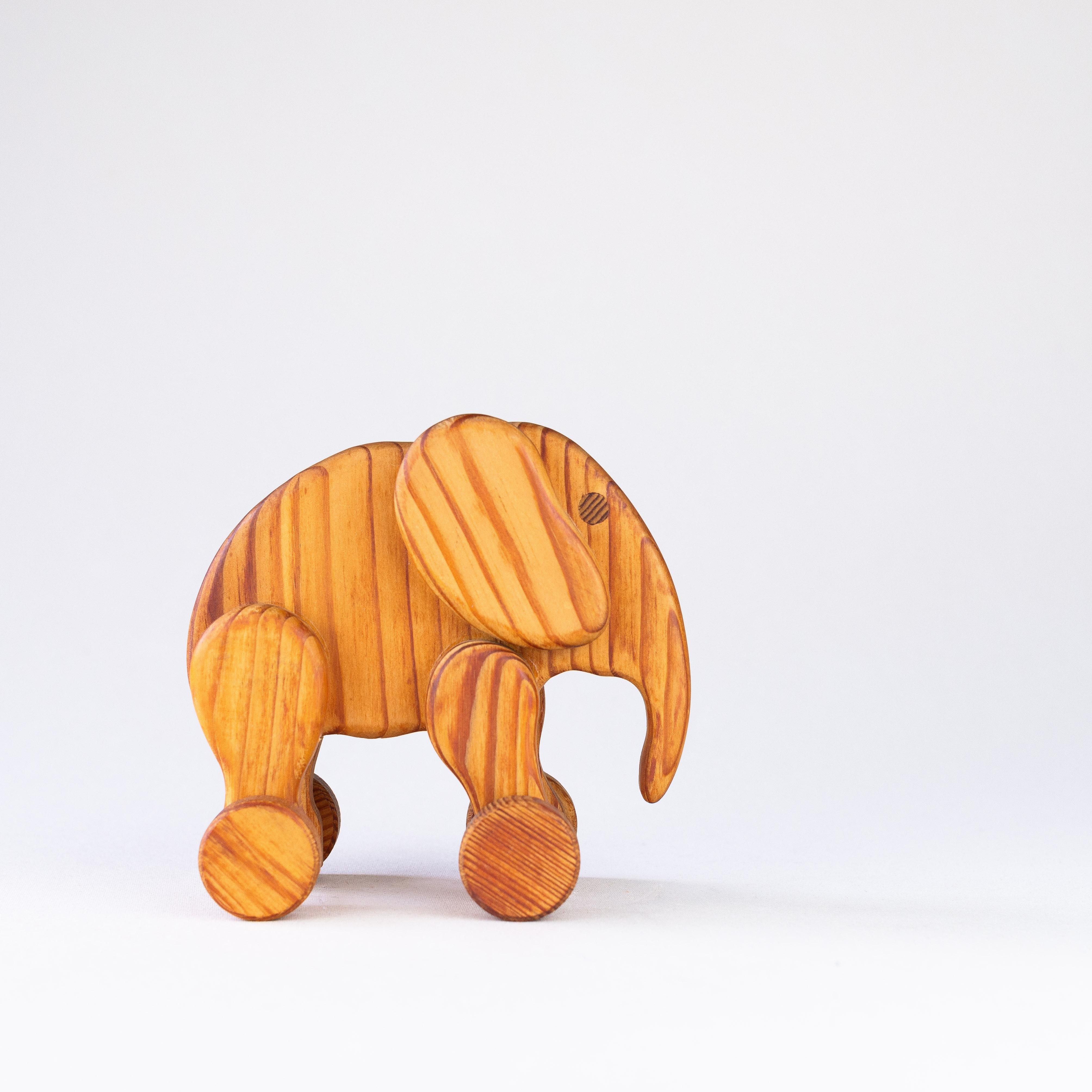 Holz-Elefant auf Rädern aus den 1960er Jahren.

Hervorragendes Sammlerstück mit einem sehr schlanken und minimalen Design.

Dieses Stück aus Kiefernholz zeigt eine schöne Holzarbeit, die die Maserung des Holzes in verschiedenen Richtungen ausnutzt:
