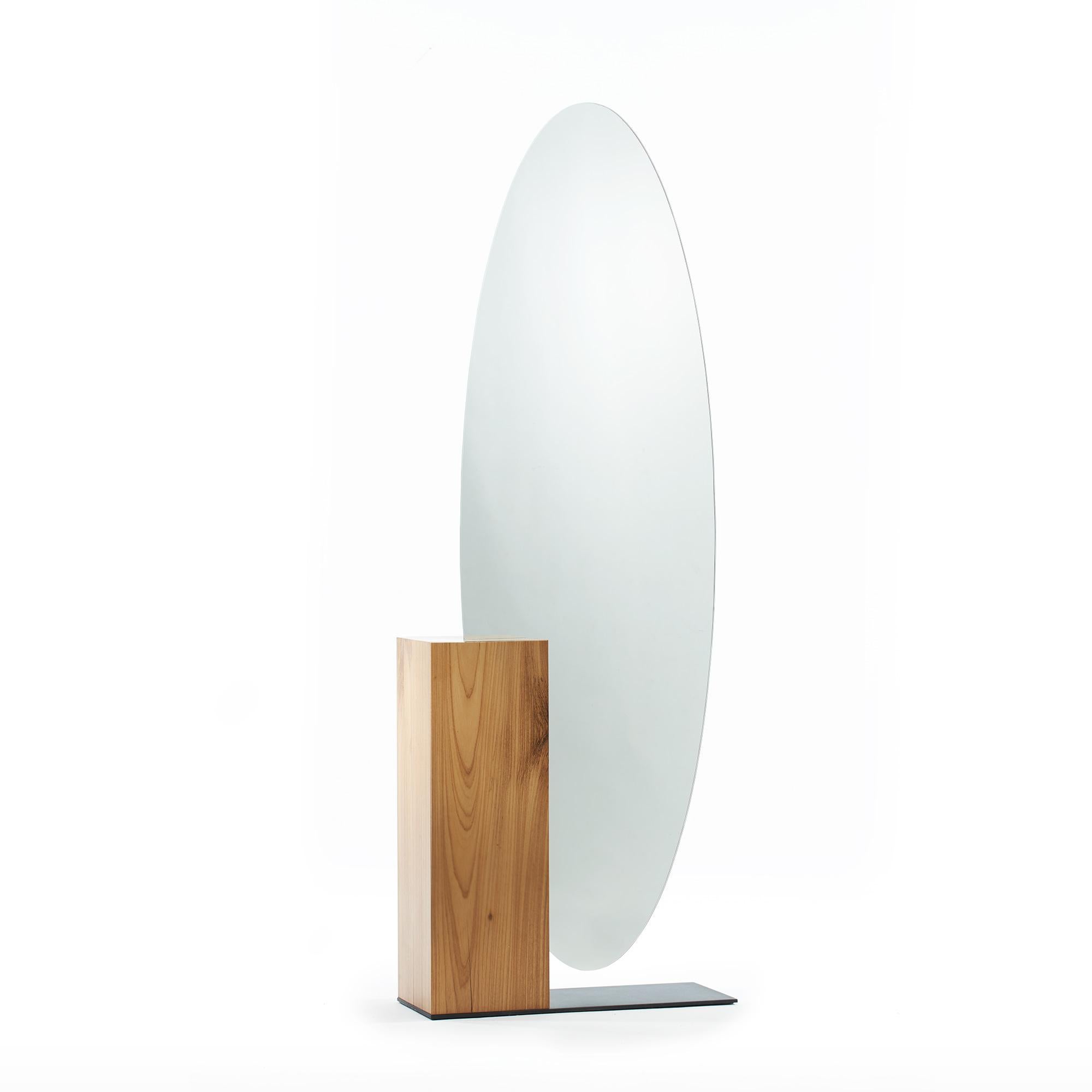 Wood Espelho Vela di Atelier Andre Ferri
Dimensioni: L. 68 x P. 25 x H. 188 cm
Materiali: Wood.  


ANDRÉ FERRI
André Ferri è di Belo Horizonte, nato nel 1990, laureato in Architettura e Urbanistica con una specializzazione in Design/One. Dopo aver