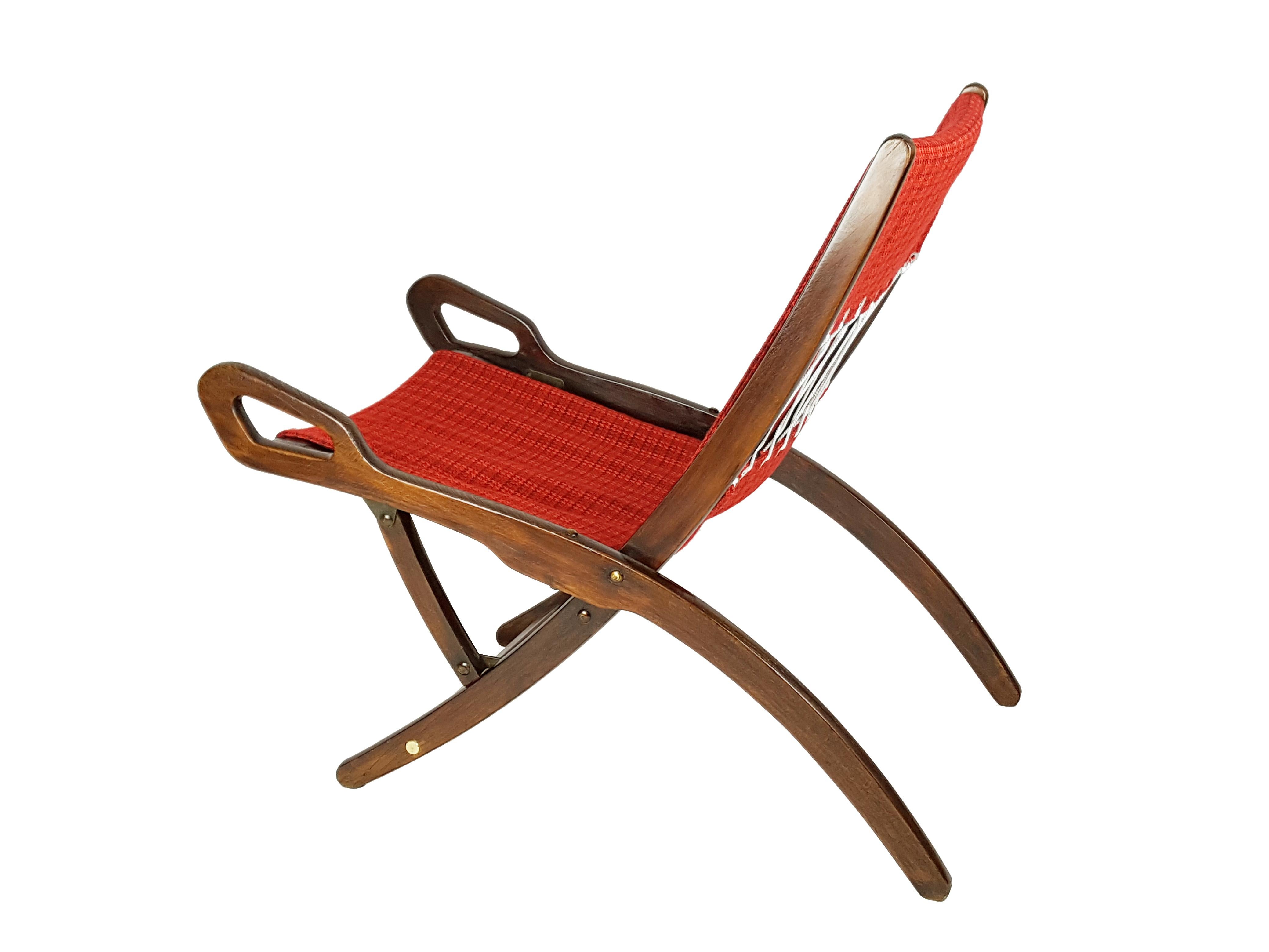 Folding chair in beech, brass and fabric.
The structure has been restored maintaining the original color. The seat and backrest have been completely redone with a reinforced thick weave fabric.