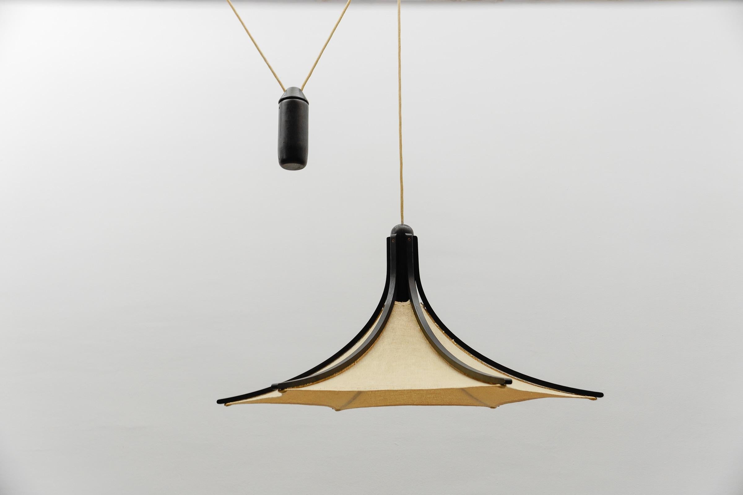 The lamp can be adjusted up from 80 to 170cm height.

Executed in fabric and wood.

The pendant lamp comes with 1 x E27 / E26 Edison screw fit bulb holder, is wired and in working condition. It runs both on 110/230 Volt. Delivery without bulb.