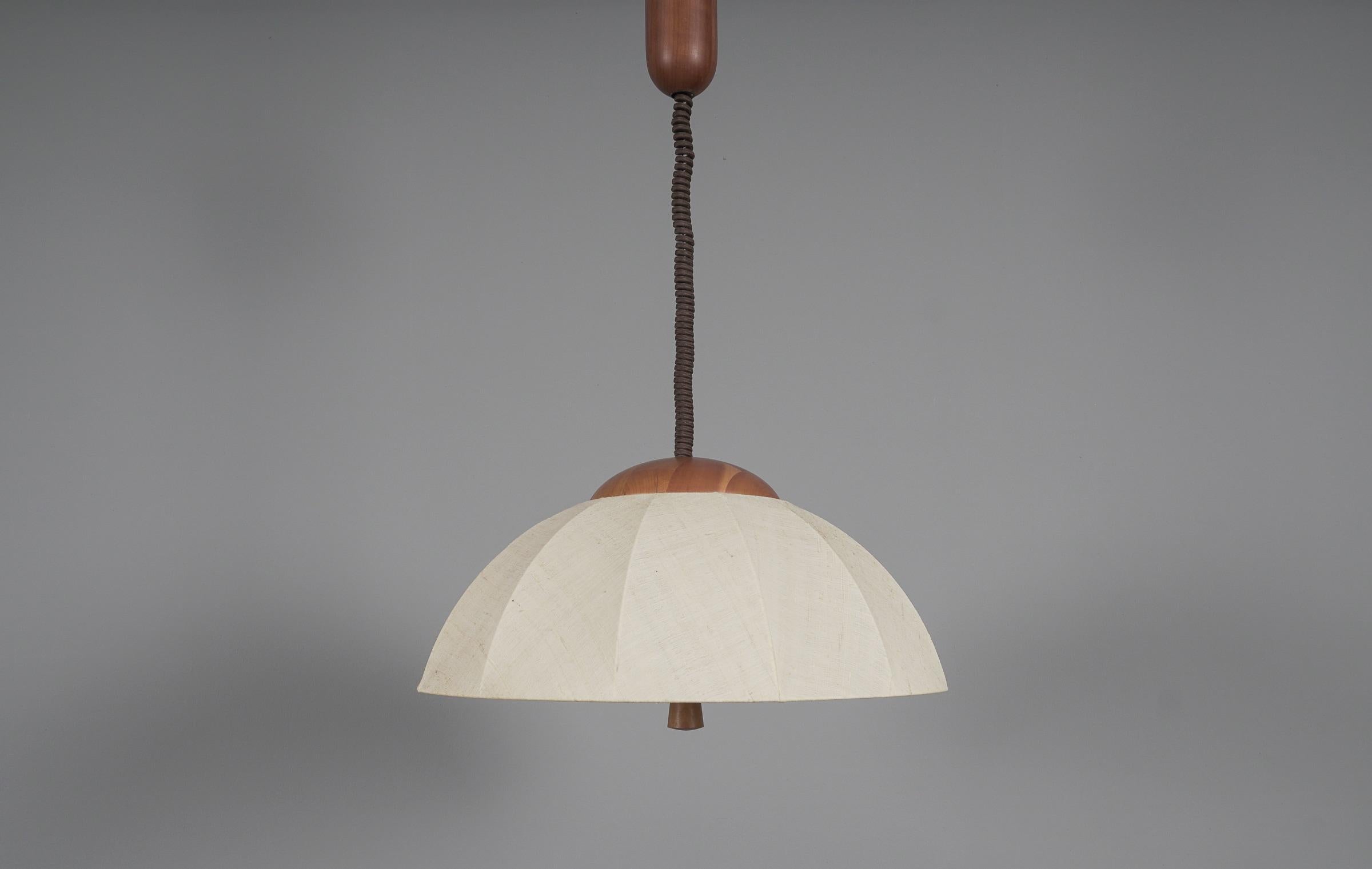 
The lamp can be adjusted up from 75 to 175cm height.

Executed in rattan and wood, the pendant lamp comes with 2 x E27 / E26 Edison screw fit bulb holder, is wired and in working condition. It runs both on 110/230 Volt. Delivery without bulb.