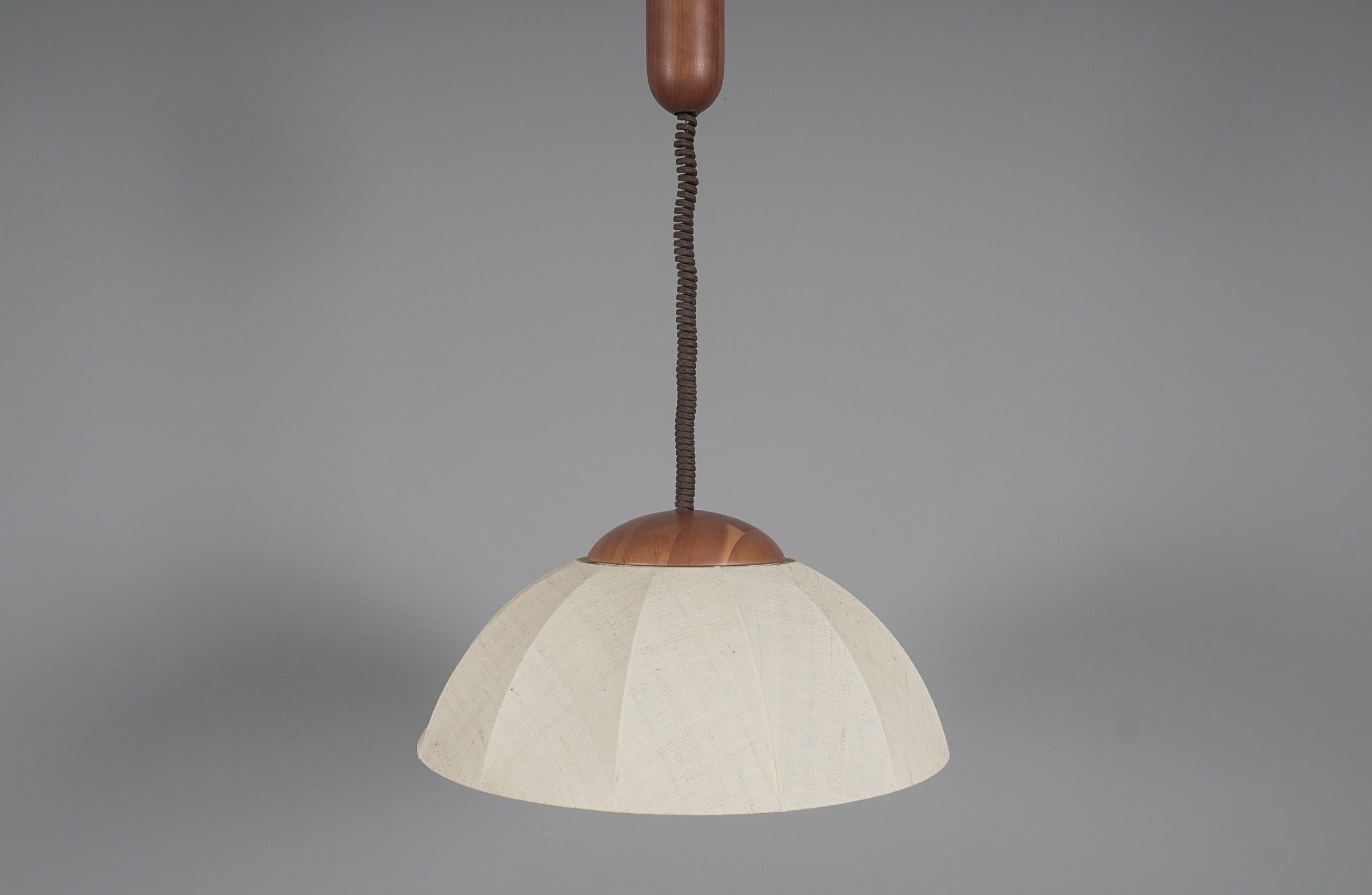 Fin du 20e siècle Lampe suspendue réglable en bois et abat-jour en tissu par Domus, 1970, Italie