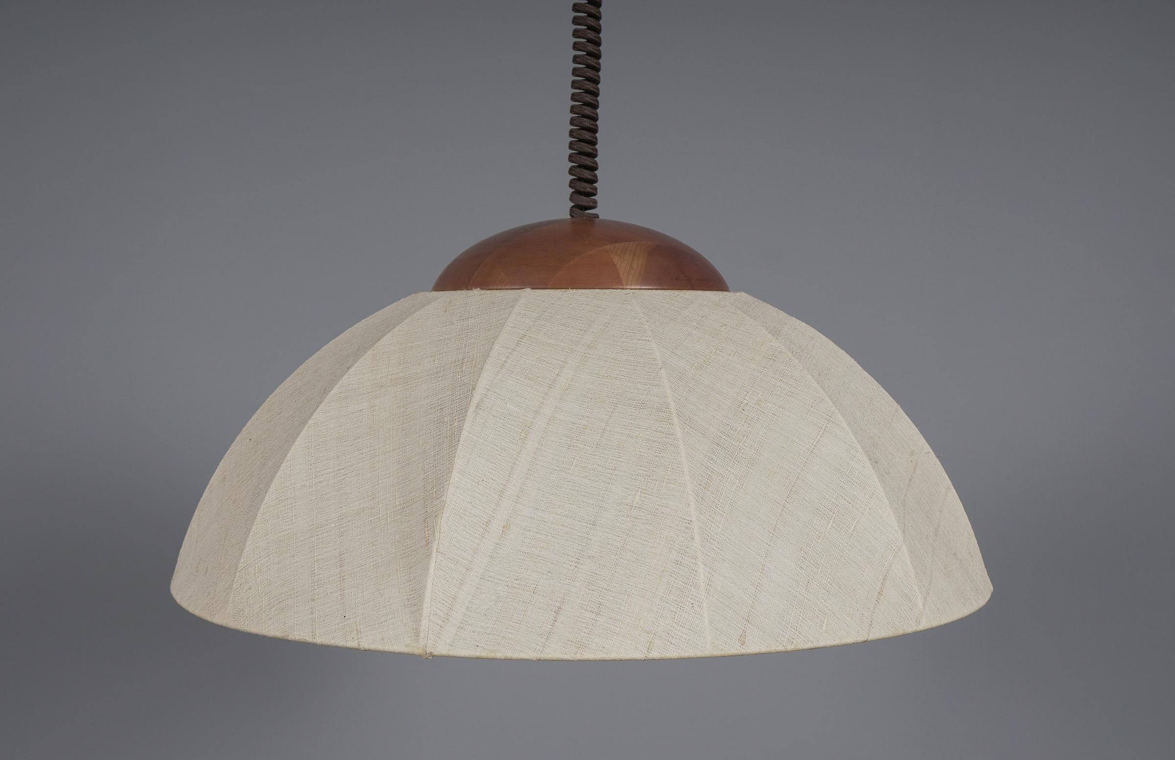 Métal Lampe suspendue réglable en bois et abat-jour en tissu par Domus, 1970, Italie