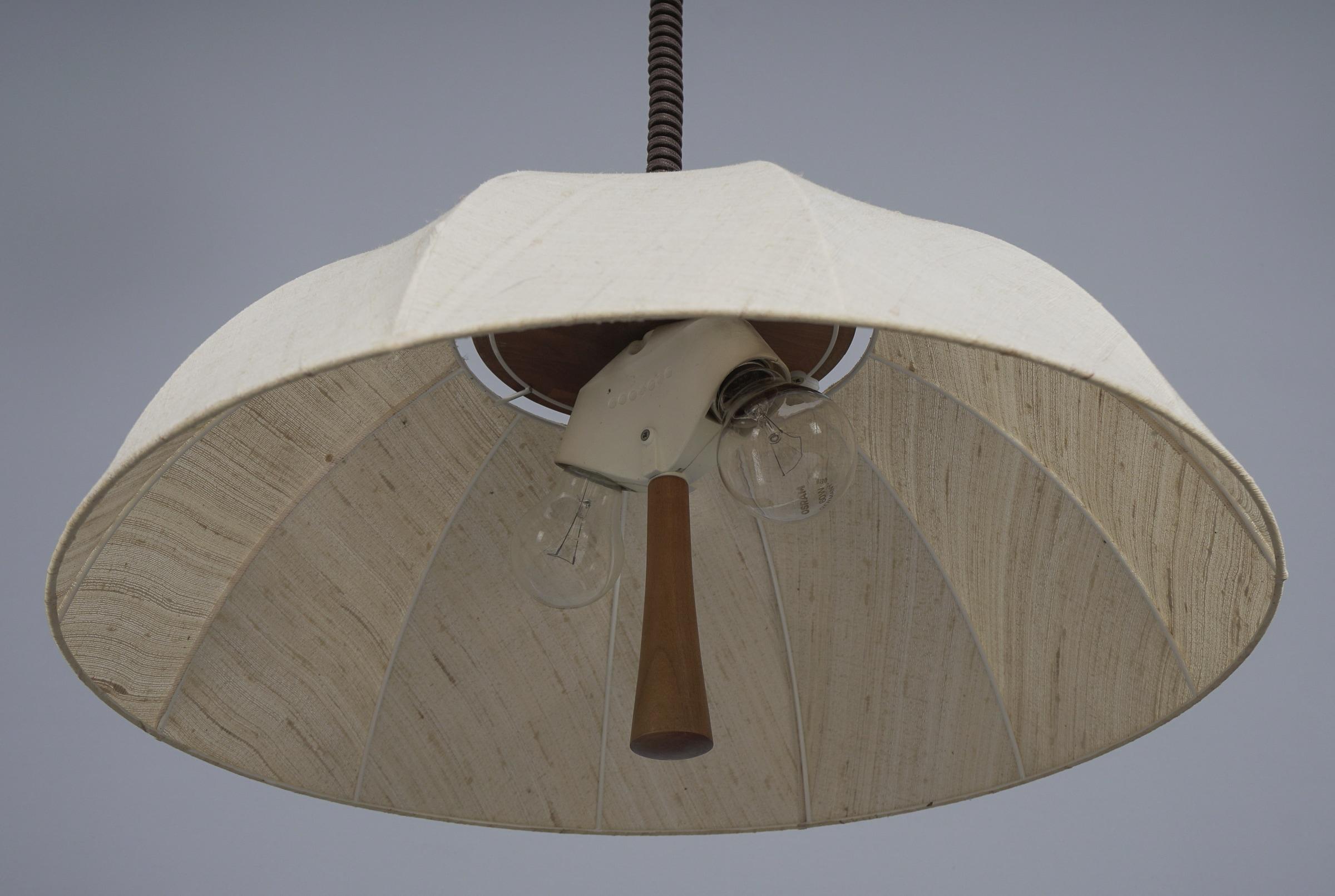 Lampe suspendue réglable en bois et abat-jour en tissu par Domus, 1970, Italie 1