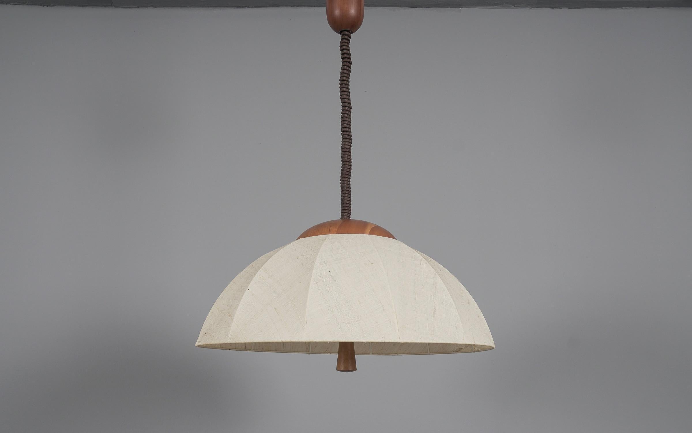 Lampe suspendue réglable en bois et abat-jour en tissu par Domus, 1970, Italie 2