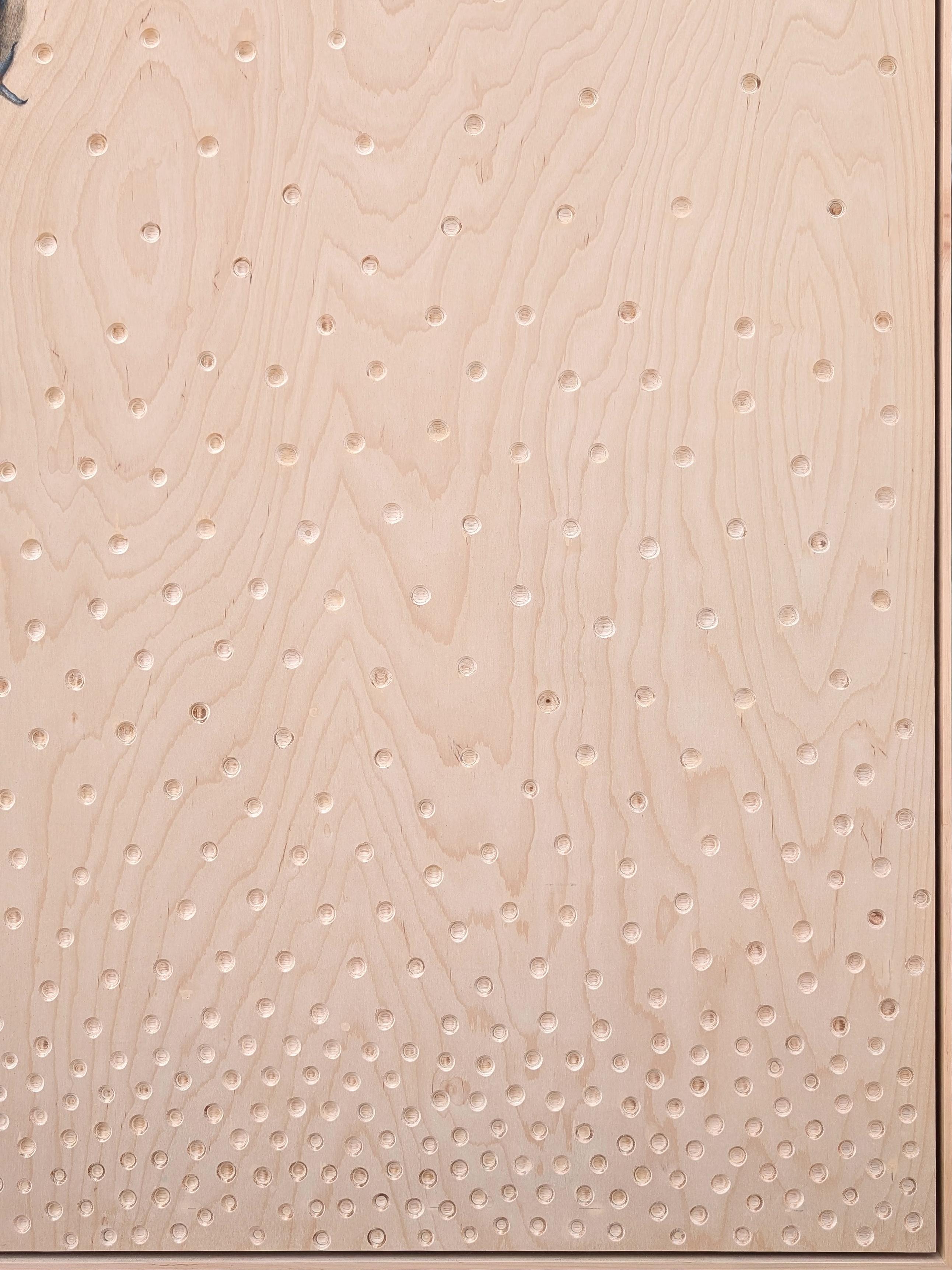 Pintura realista contemporánea de un pájaro carpintero de Houston del artista Wood Fancher Anthony. La obra presenta una representación hiperrealista del pájaro contra un panel de madera con divisiones redondas repartidas por toda la superficie,
