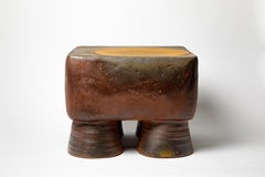 Mesa de centro o taburete de cerámica cocida de madera  de Mia Jensen, 2025.