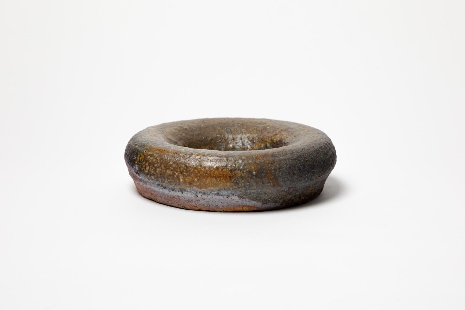 Miroir en céramique cuite au feu de bois par Mia Jensen.
Signature de l'artiste sous la base. 2025.
H : 1,9 x 7,5 pouces.