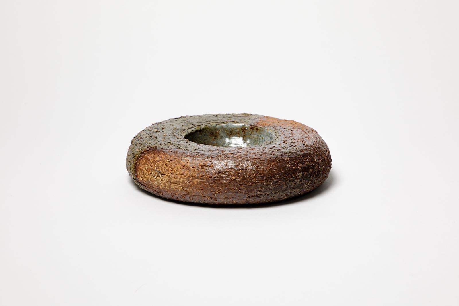 Miroir en céramique cuite au feu de bois par Mia Jensen.
Signature de l'artiste sous la base. 2025.
H : 1.9 x 8.8 pouces.