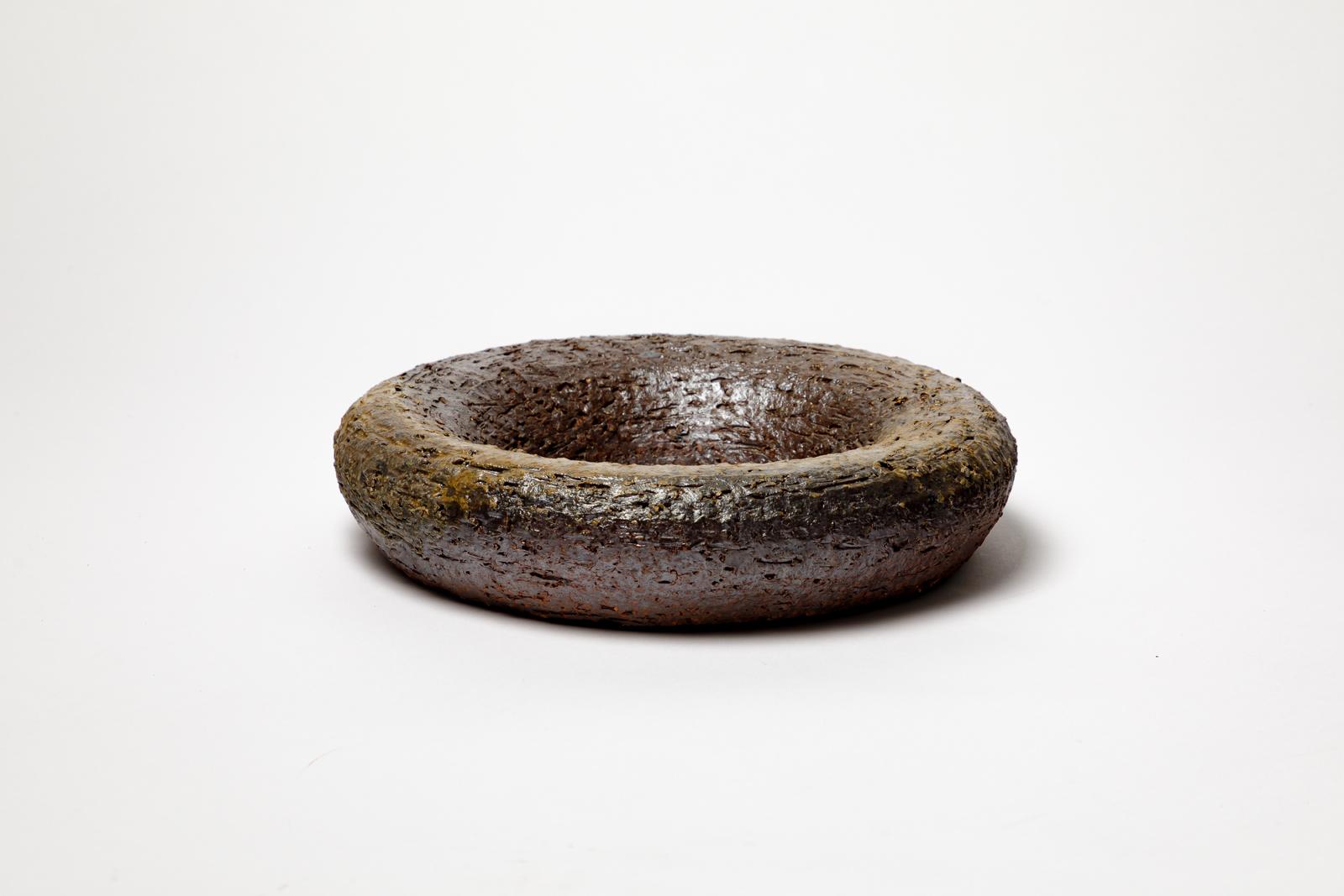 Miroir en céramique cuite au feu de bois par Mia Jensen.
Signature de l'artiste sous la base. 2025.
H : 1,9 x 9,6 pouces.