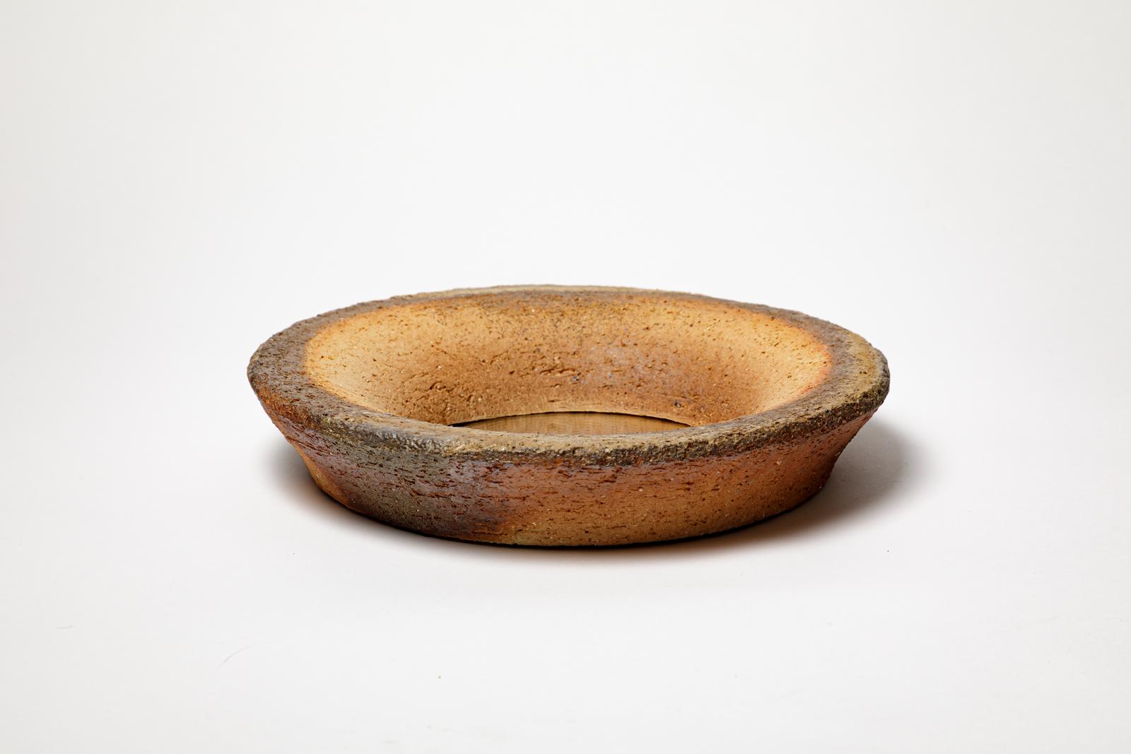 Miroir en céramique cuite au feu de bois par Mia Jensen.
Signature de l'artiste sous la base. 2025.
H : 2.2 x 11.8 pouces.