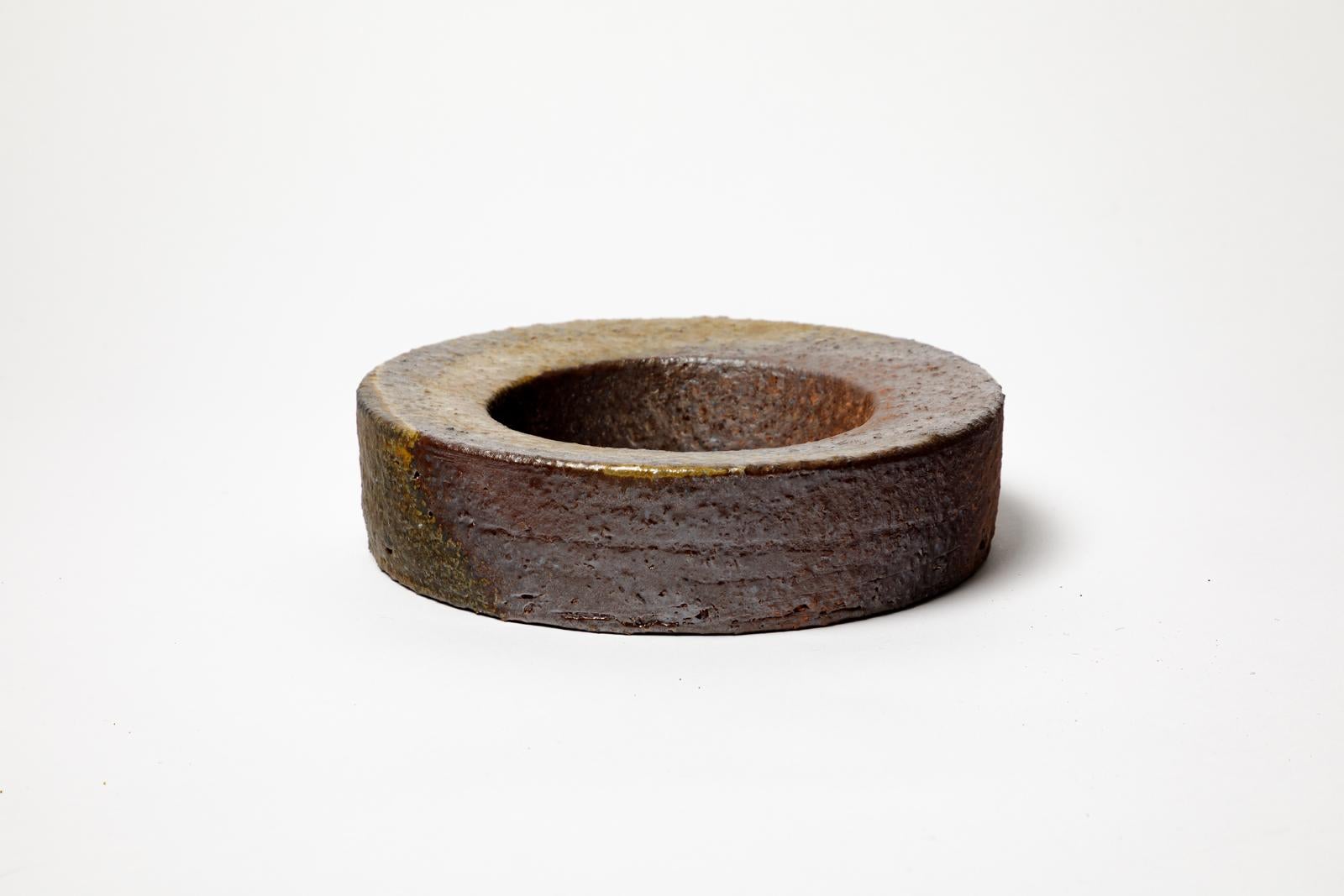 Miroir en céramique cuite au feu de bois par Mia Jensen.
Signature de l'artiste sous la base. 2025.
H : 1.9 x 8.3 pouces.