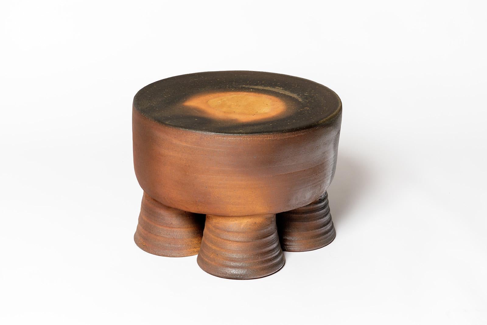 Tabouret ou table basse en céramique cuite au feu de bois par Mia Jensen. Signature de l'artiste sous la base. 2024.
H : 12.2' x 17.3' pouces.