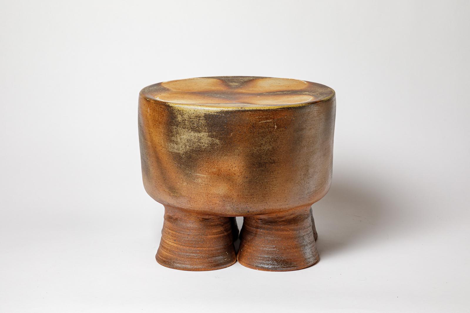 Tabouret ou table basse en céramique cuite au feu de bois par Mia Jensen. 
Signature de l'artiste sous la base. 
2024.
Pièce unique.