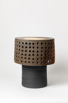 Taburete o mesa de centro de cerámica cocida de Mia Jensen, 2024.