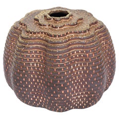 Vase en céramique travaillée en bois par Ellen Pong