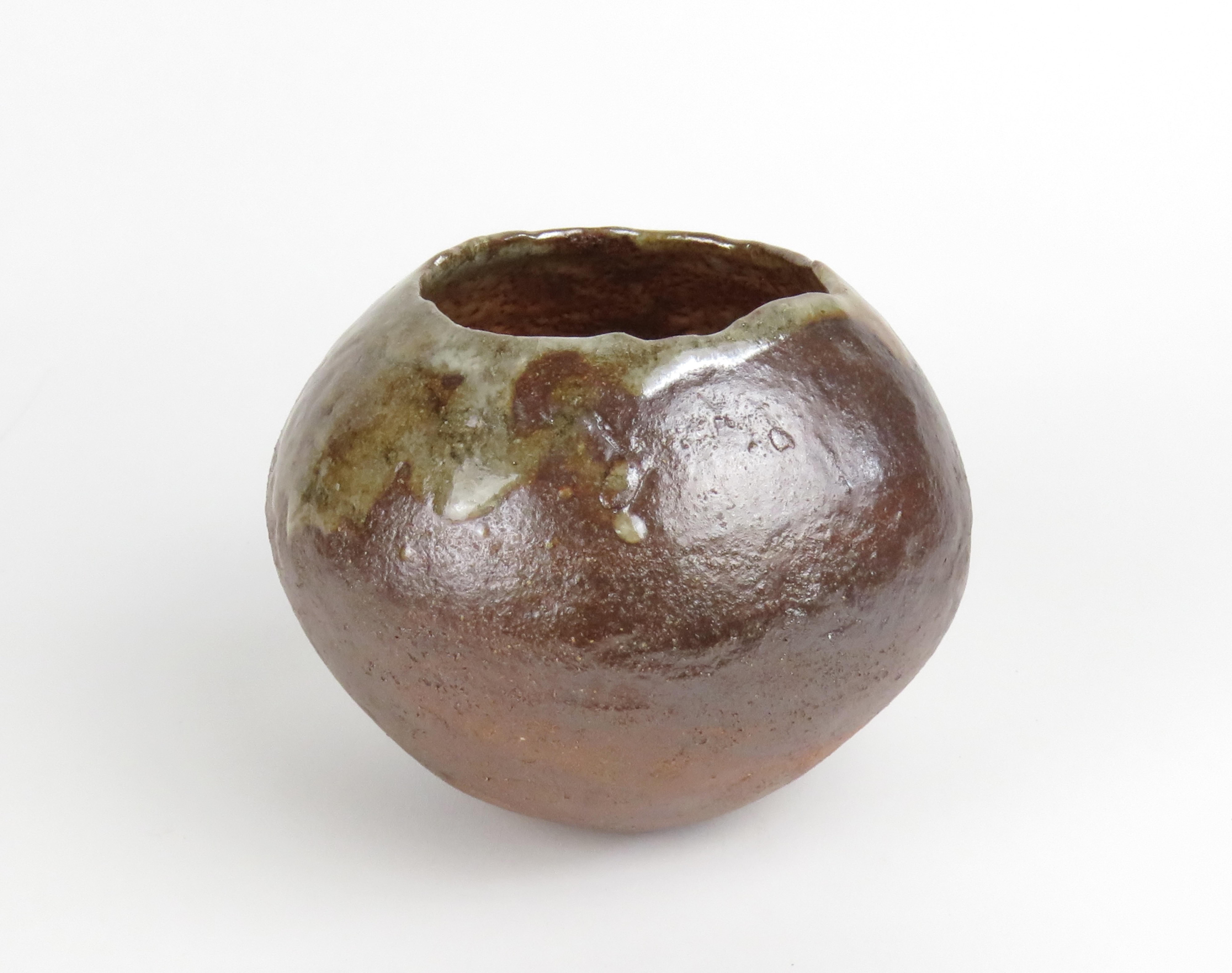 Diese kleine, handgefertigte Keramikschale ist wirklich einzigartig, von der rustikalen, handgeformten Form bis hin zur Oberflächenbehandlung. Sie wurde in einem 