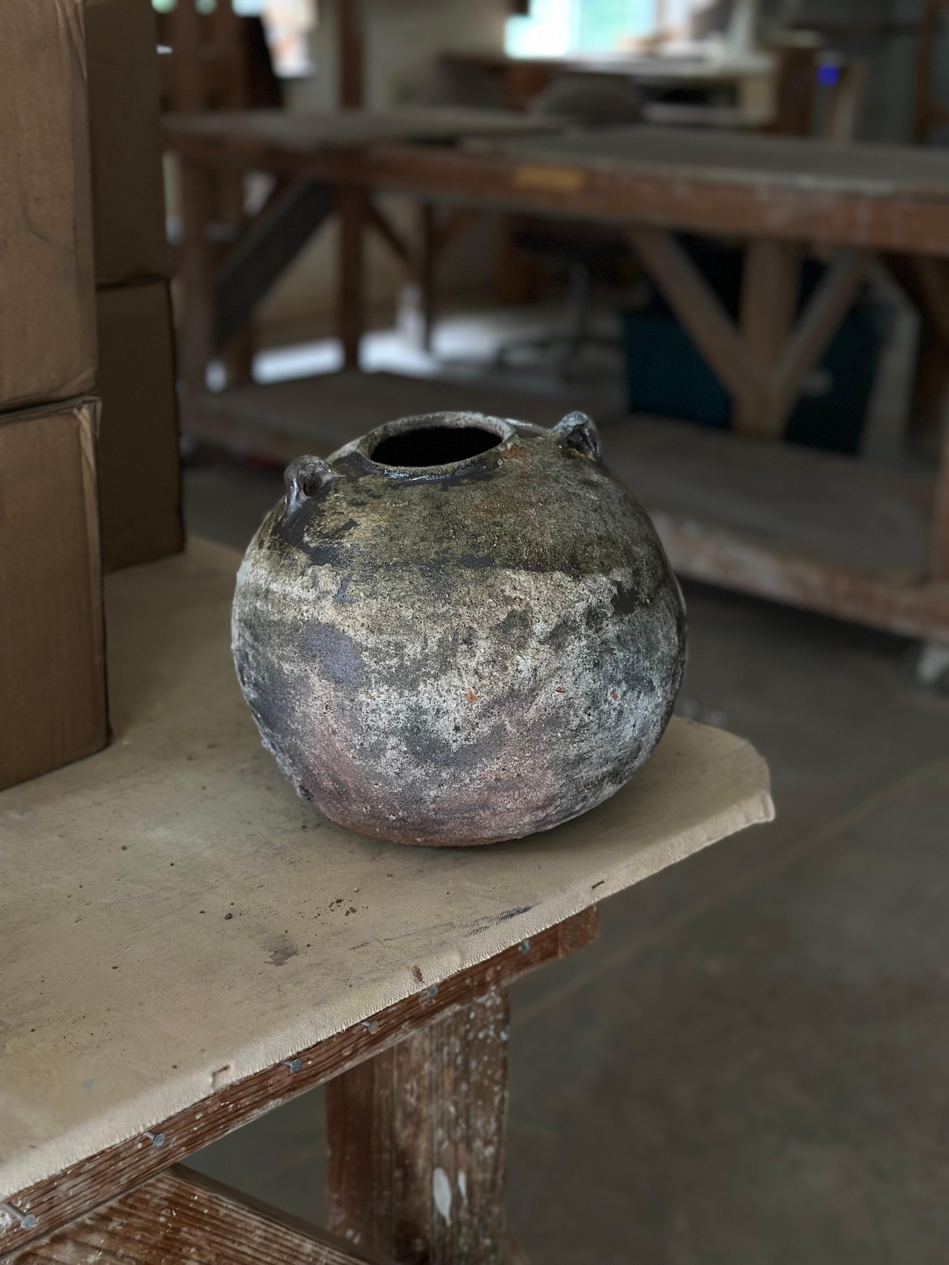 Vaso rustico Wabi-Sabi grande con manici, cotto a legna e lavorato a rotelle in vendita 2