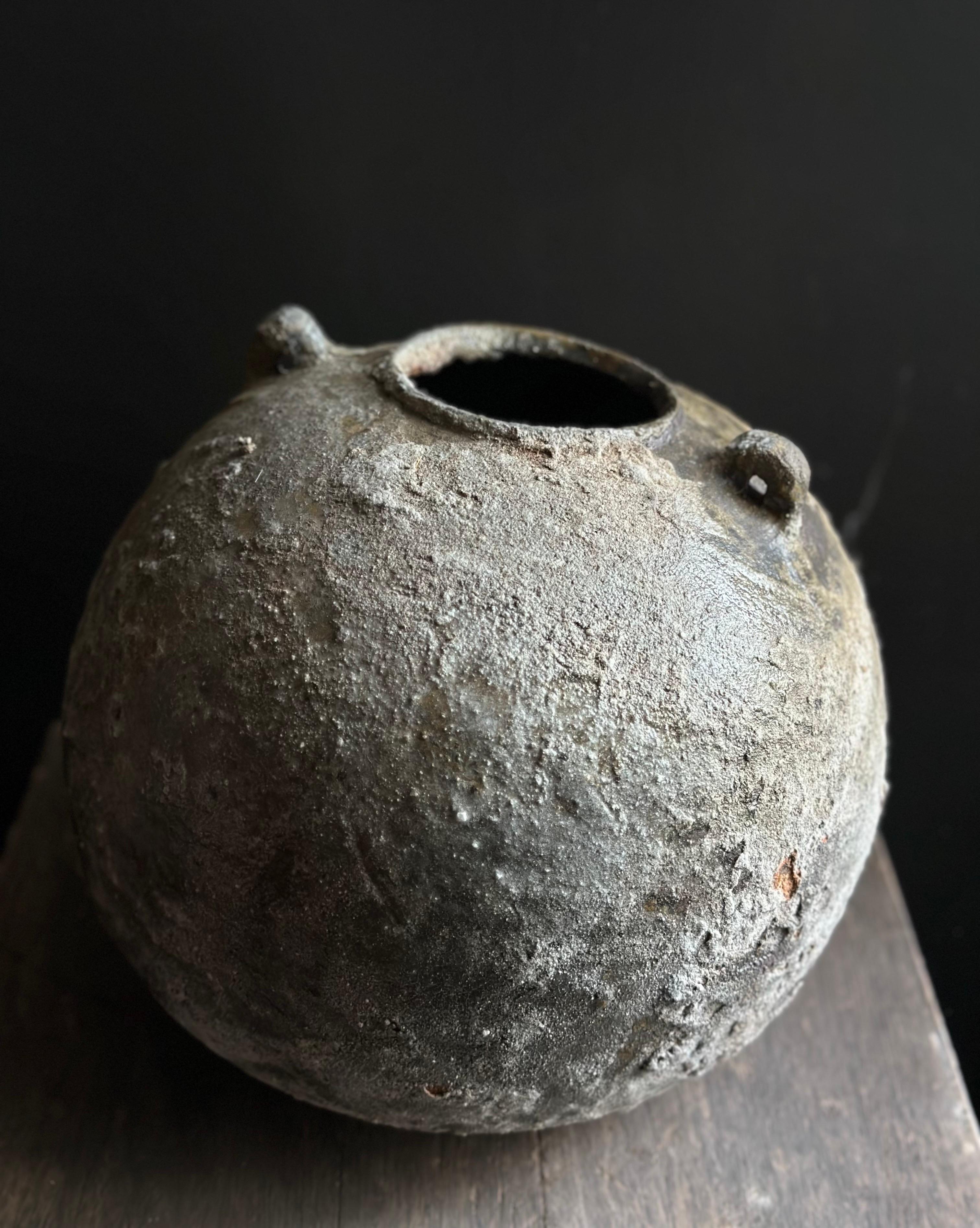 Vaso rustico Wabi-Sabi grande con manici, cotto a legna e lavorato a rotelle in vendita 4