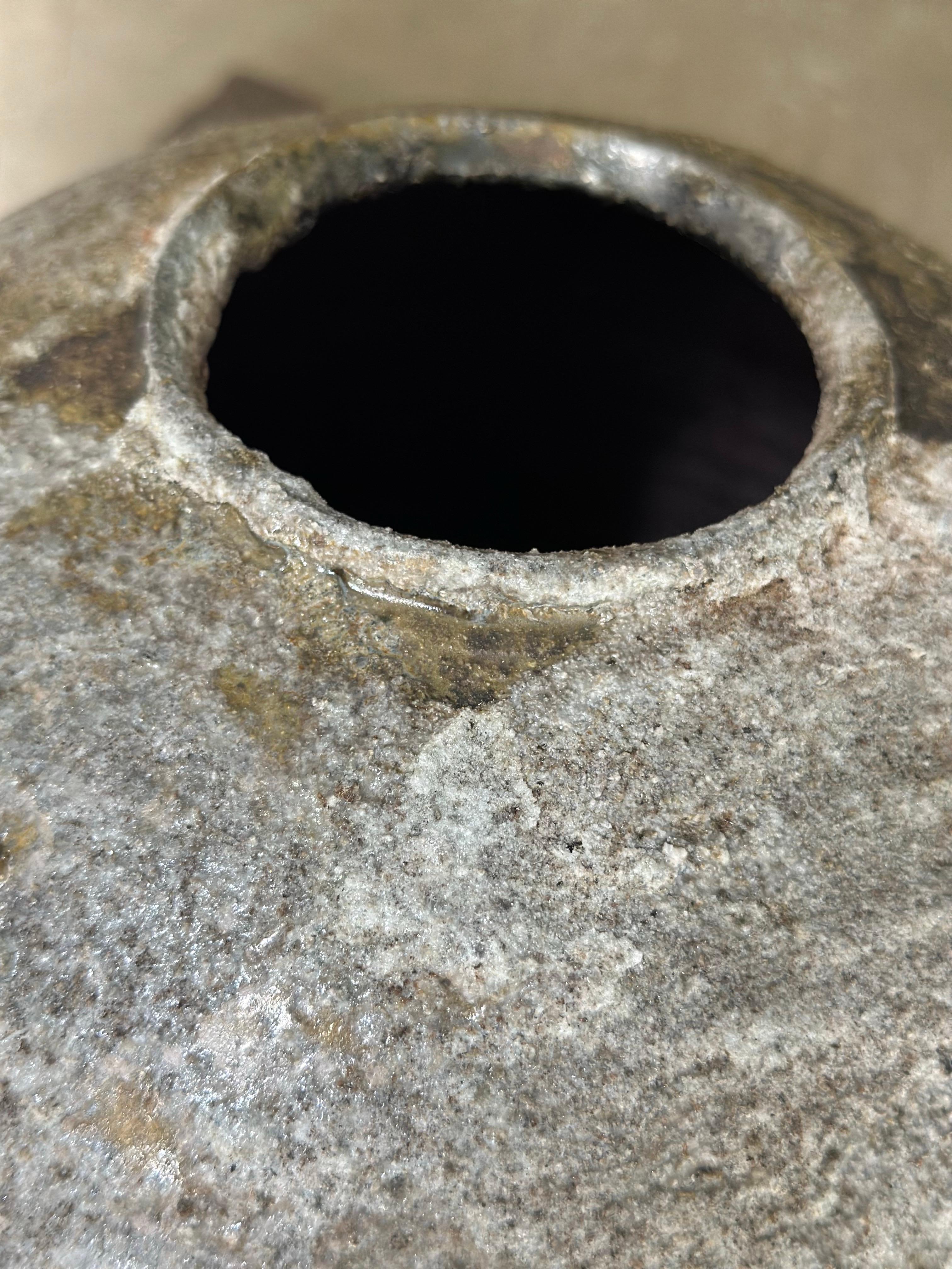 Un vaso in ceramica cotto a legna e lavorato al tornio con una superficie grezza e organica che parla dell'essenza del wabi-sabi, realizzato con argilla selvatica durante la mia residenza in Virginia. Le texture ricche e naturali e i toni della