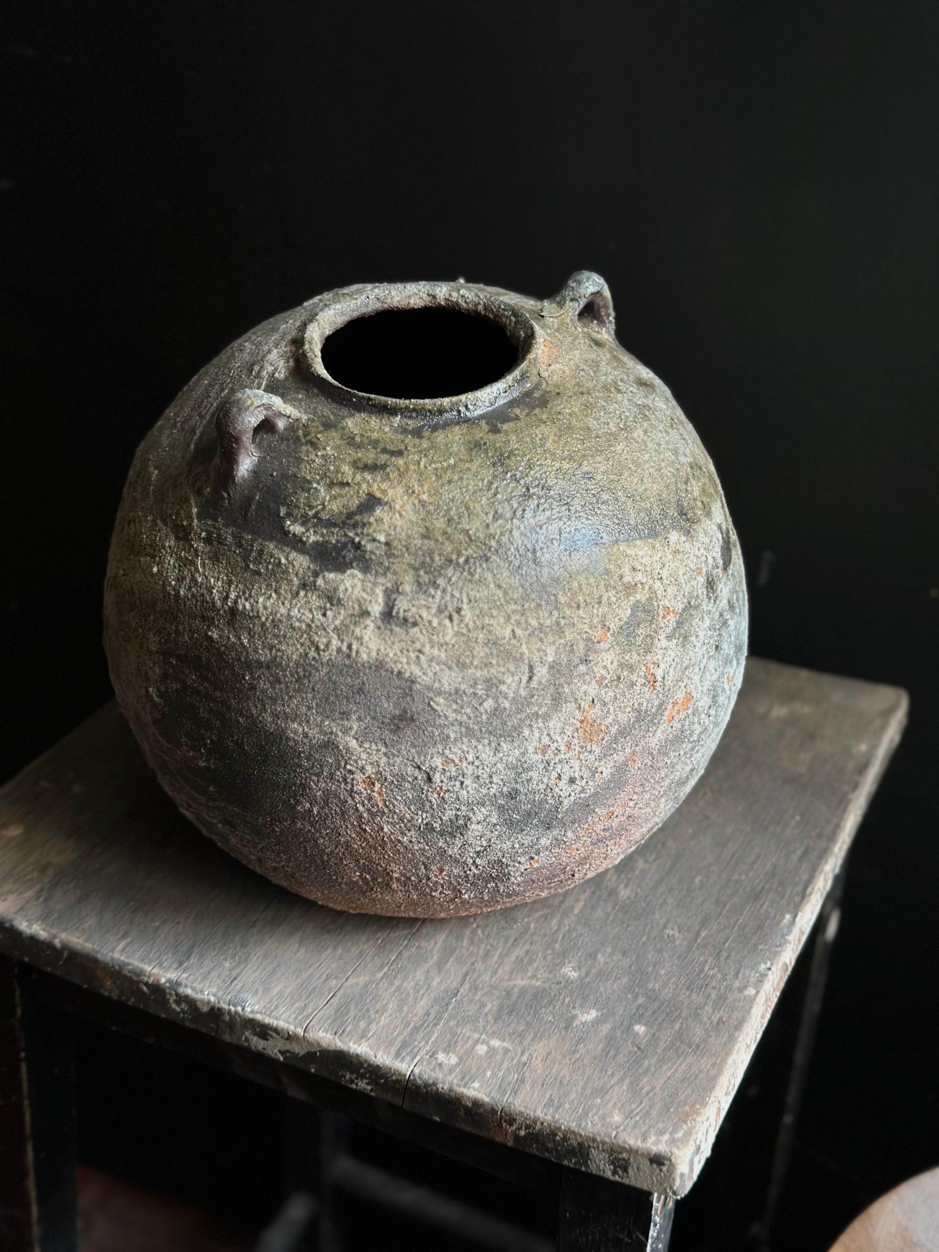 Rustico Vaso rustico Wabi-Sabi grande con manici, cotto a legna e lavorato a rotelle in vendita