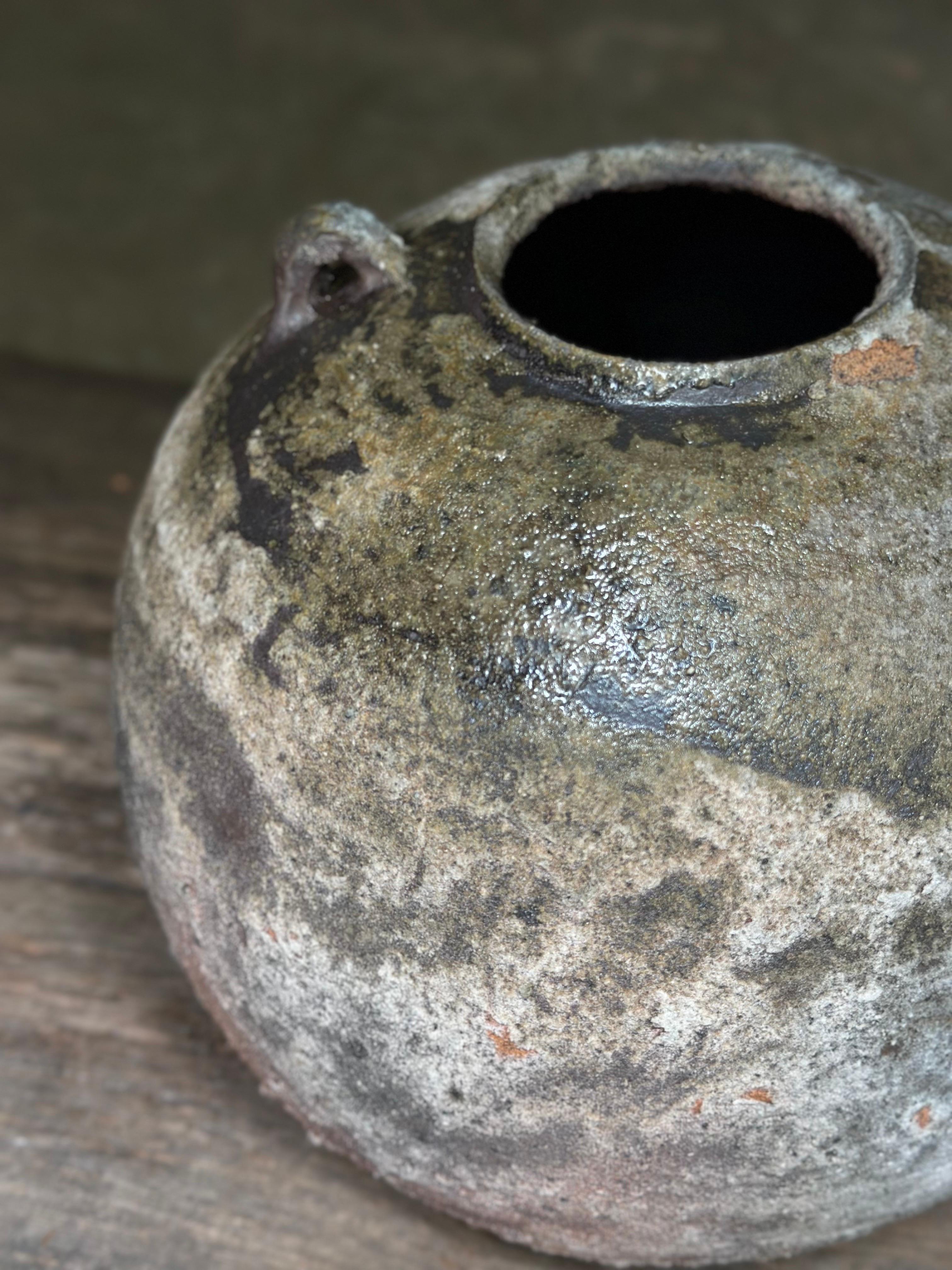 Americano Vaso rustico Wabi-Sabi grande con manici, cotto a legna e lavorato a rotelle in vendita