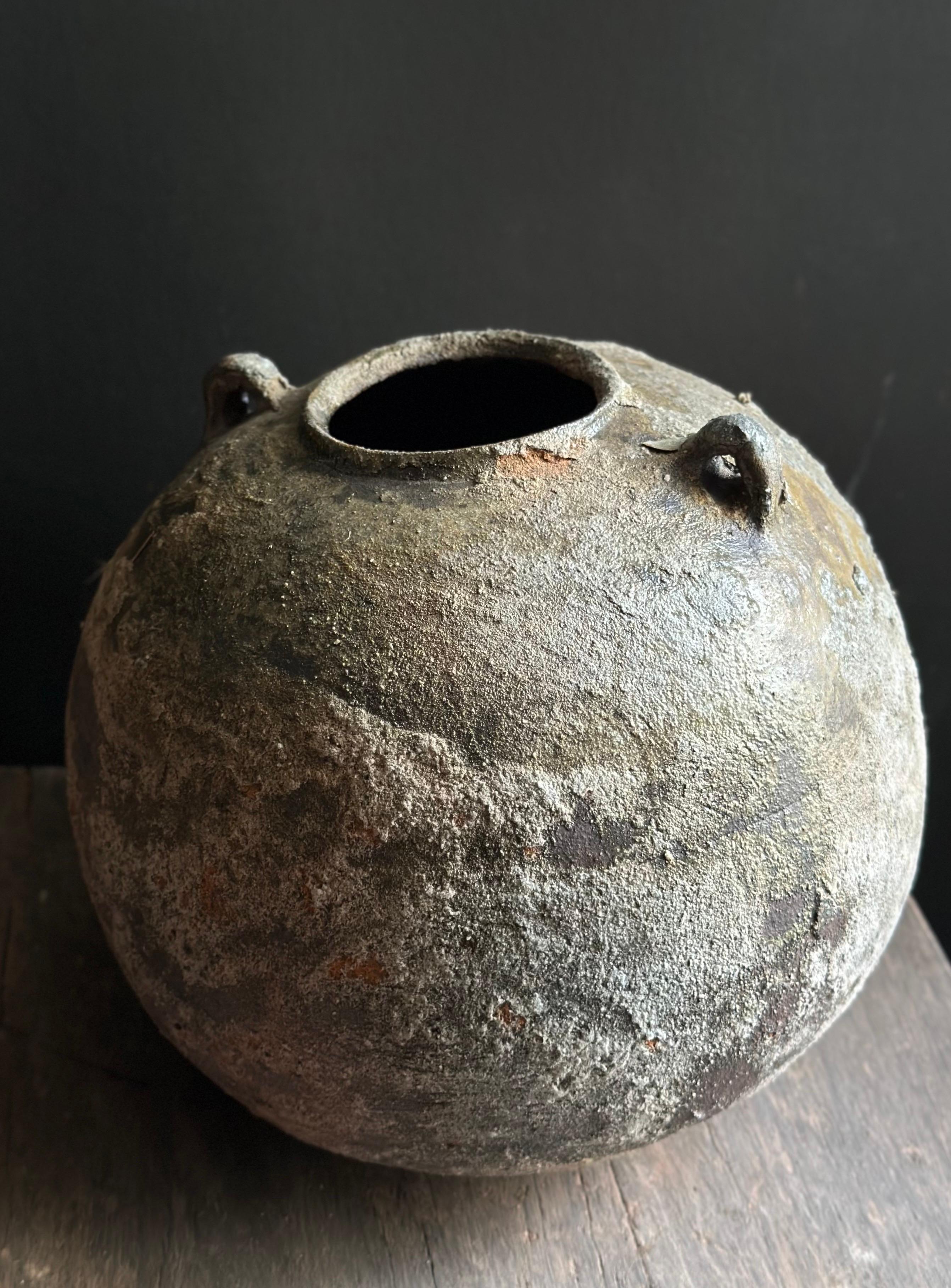 Fatto a mano Vaso rustico Wabi-Sabi grande con manici, cotto a legna e lavorato a rotelle in vendita