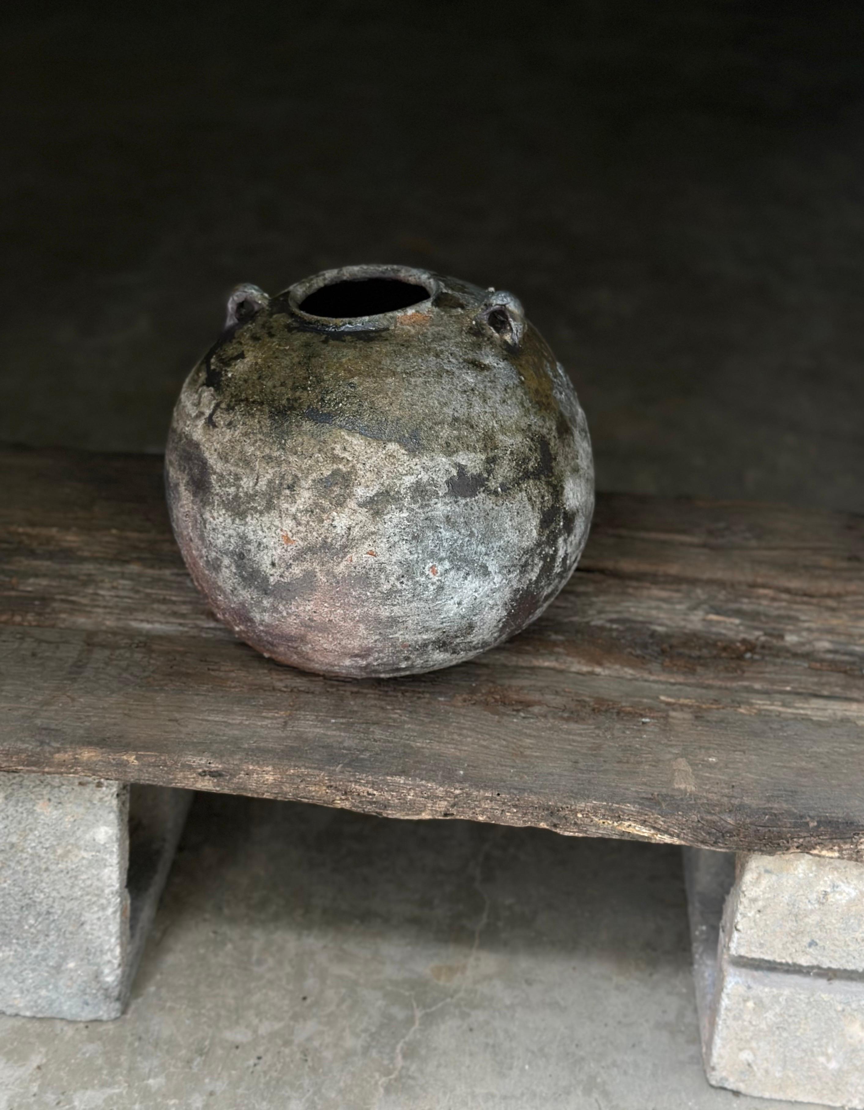 Vaso rustico Wabi-Sabi grande con manici, cotto a legna e lavorato a rotelle In condizioni Nuovo in vendita a Pasadena, CA
