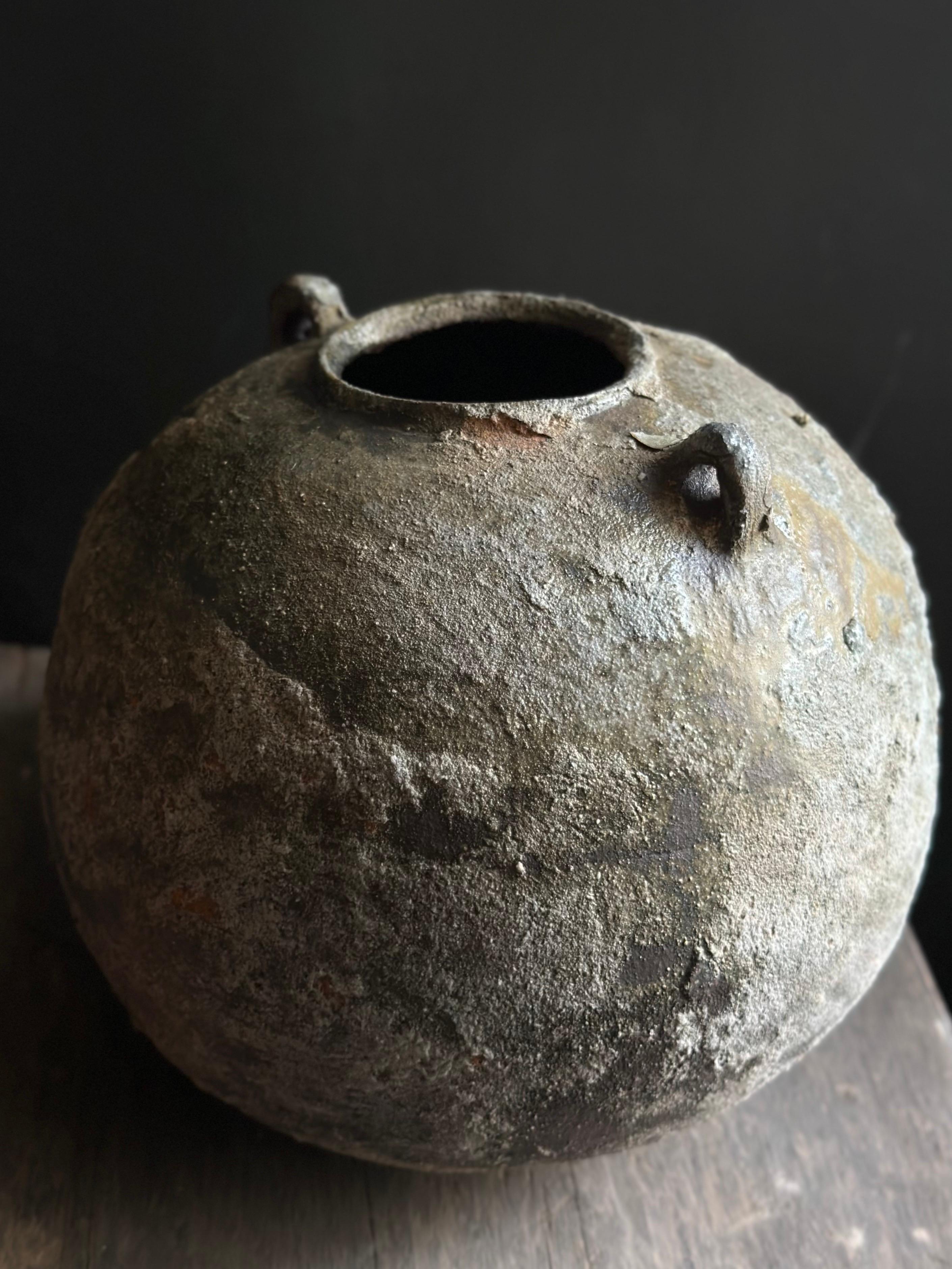 XXI secolo e contemporaneo Vaso rustico Wabi-Sabi grande con manici, cotto a legna e lavorato a rotelle in vendita