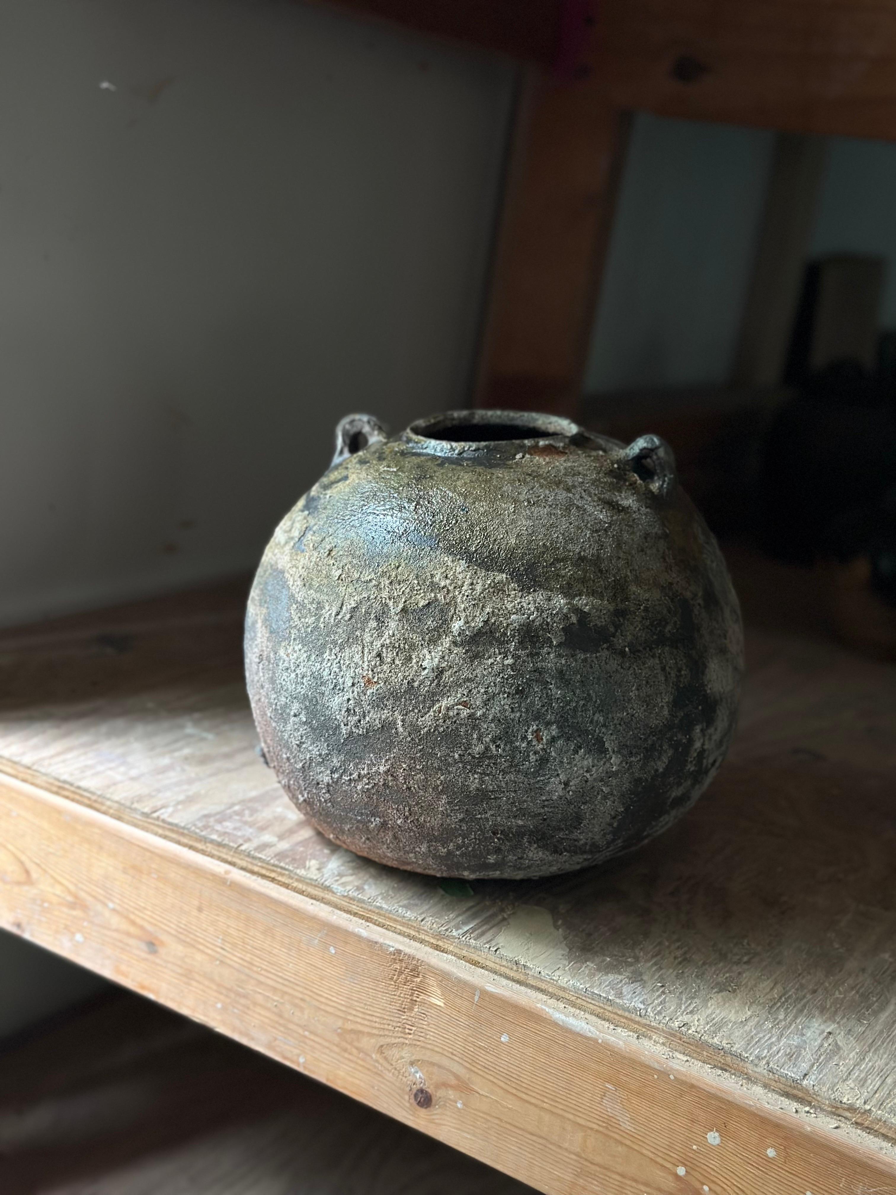Grès porcellanato Vaso rustico Wabi-Sabi grande con manici, cotto a legna e lavorato a rotelle in vendita