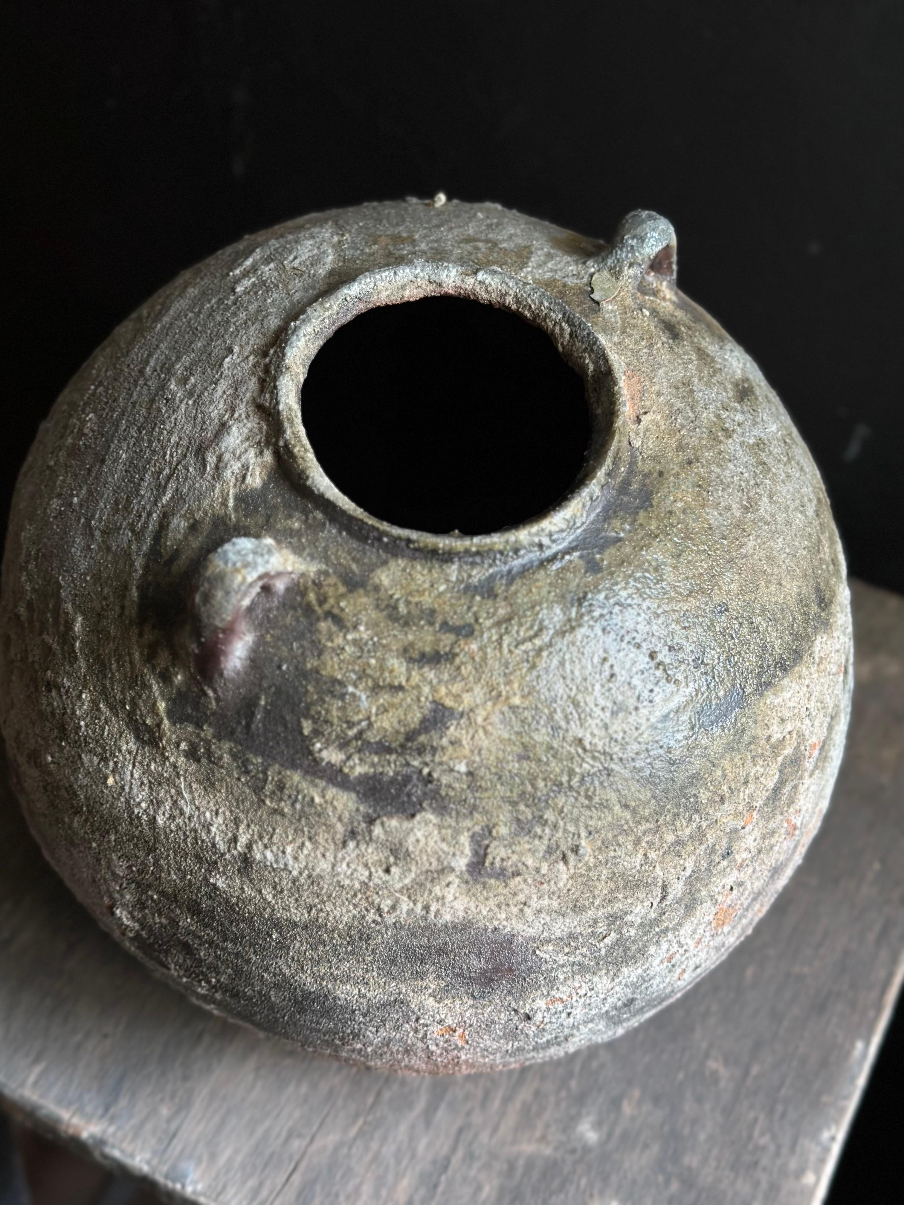 Vaso rustico Wabi-Sabi grande con manici, cotto a legna e lavorato a rotelle in vendita 1