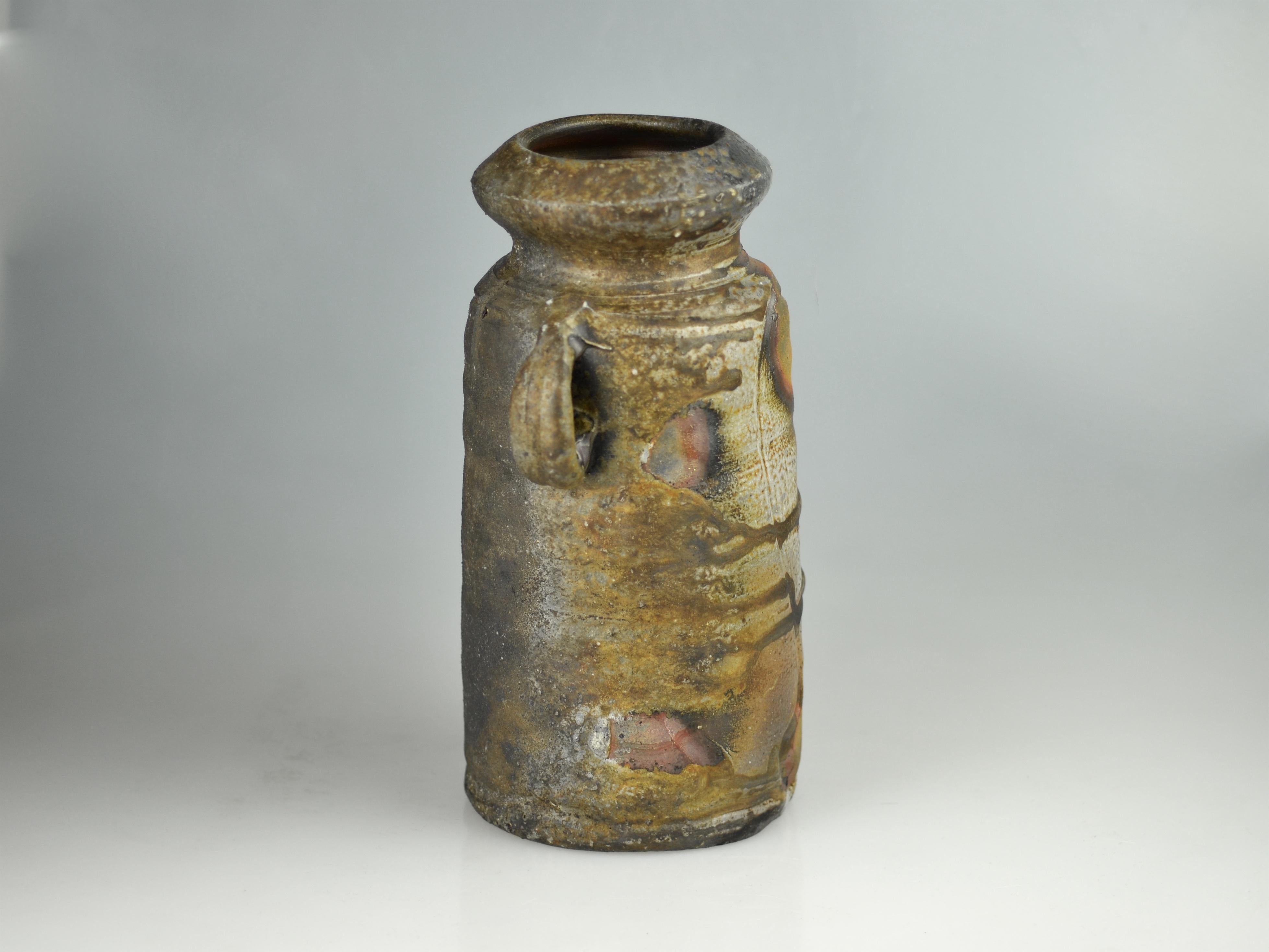 An outstanding, museum quality Bizen flower vase made by Kimura Sojô (*1945), who has been trained by famous Living National Treasure Isezaki Jun (*1936). This extraordinary piece bears exceptional patterns of highly developed techniques unique to