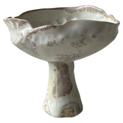 Vasija de pedestal de madera