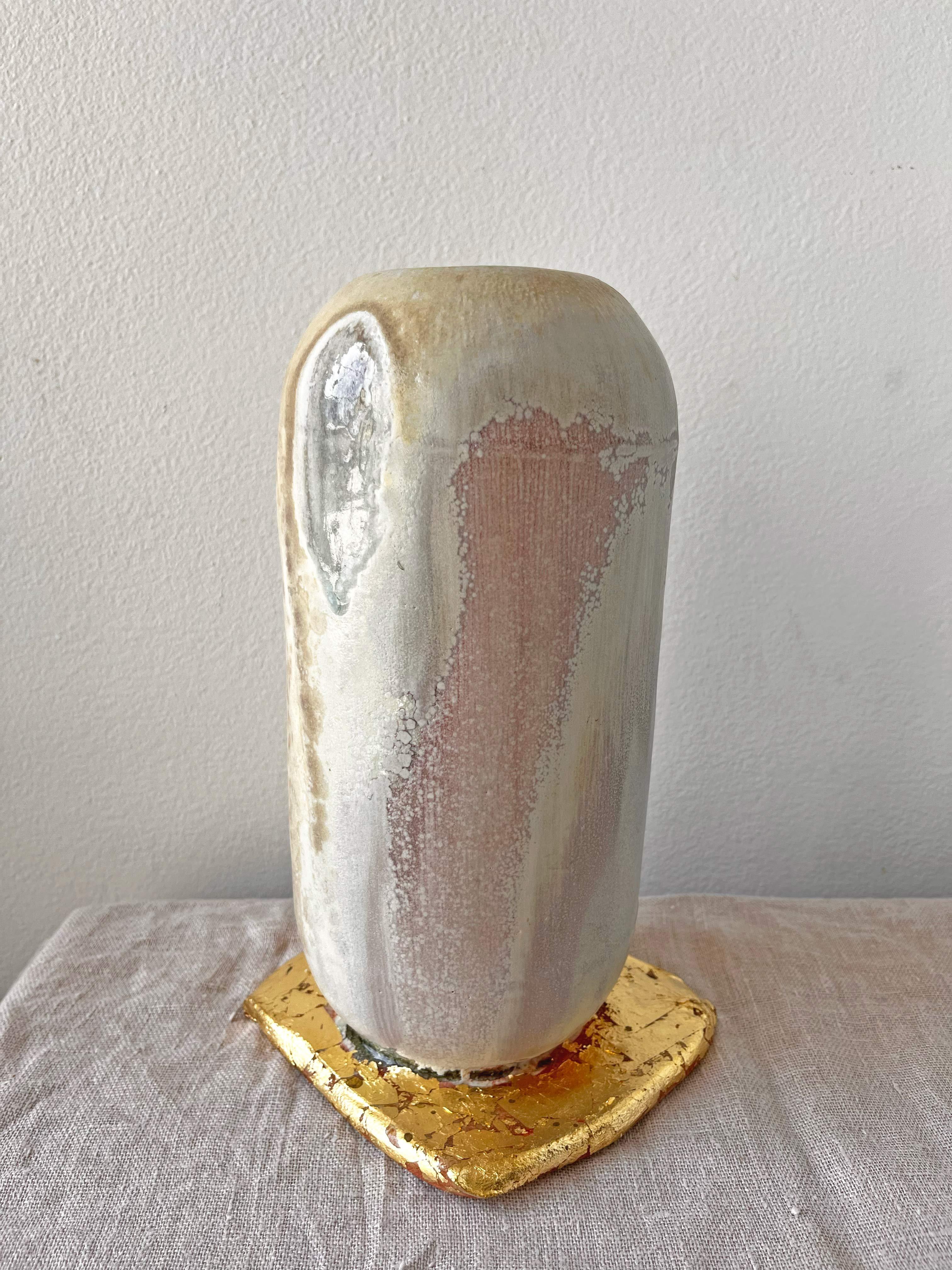 Américain Vase à piédestal décoratif en porcelaine cuite au feu de bois avec feuille d'or en vente